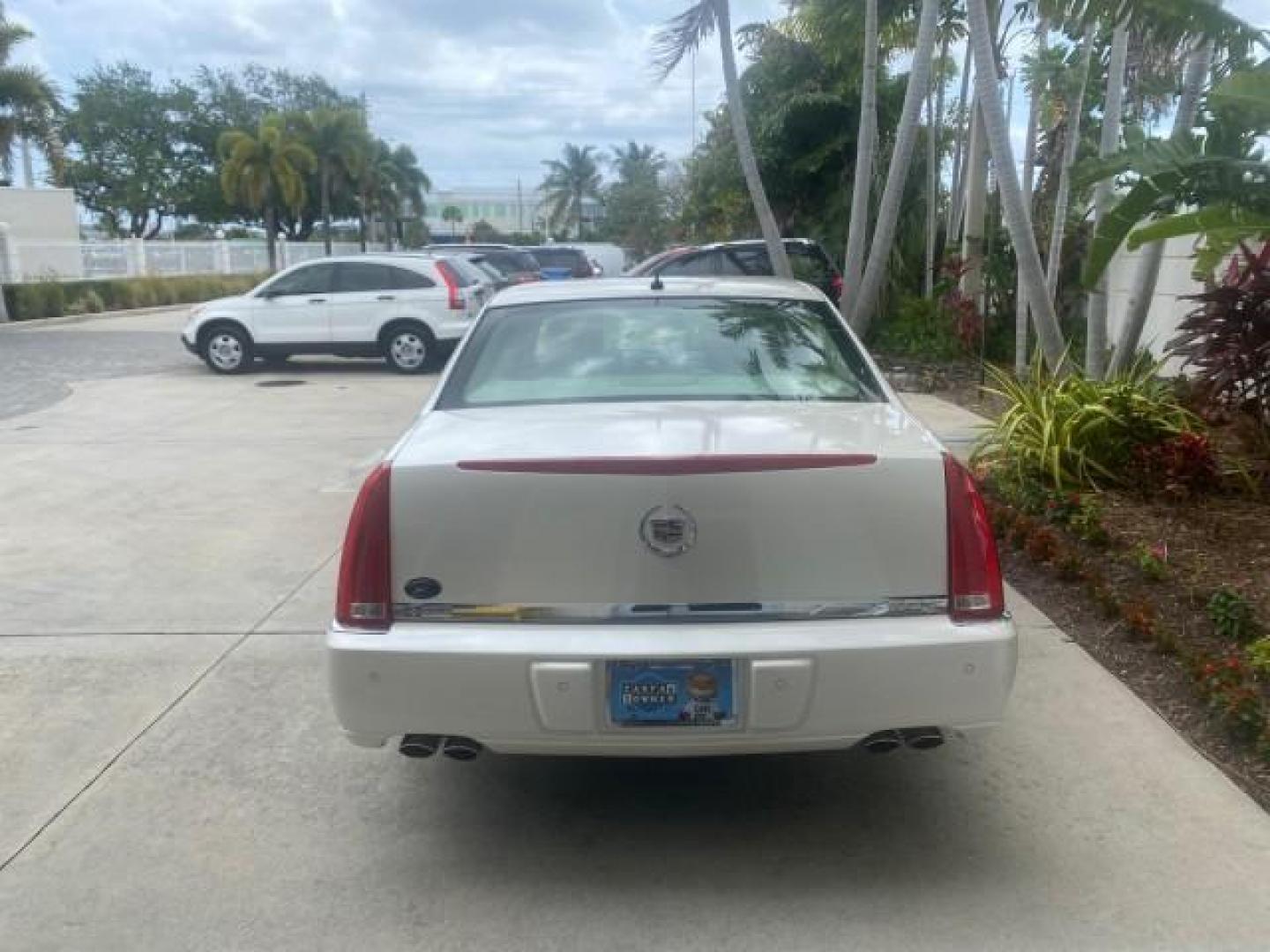 2008 White Diamond Tricoat /Light Linen Cadillac DTS 1 OWNER LOW MILES 30,516 (1G6KD57YX8U) with an Northstar 4.6L DOHC V8 Engine engine, Automatic transmission, located at 4701 North Dixie Hwy, Pompano Beach, FL, 33064, (954) 422-2889, 26.240938, -80.123474 - OUR WEBPAGE FLORIDACARS1.COM HAS OVER 100 PHOTOS AND FREE CARFAX LINK 2008 CADILLAC DTS 1SB VIN: 1G6KD57YX8U144247 1 G 6 K D 5 7 Y X 8 U 1 4 4 2 4 7 SEDAN 4 DR 4.6L V8 F GASOLINE FRONT WHEEL DRIVE Top Features A/C Seat(s) Leather Seats Alloy Wheels Memory Seat(s) BOSE Sound System Parking Sensors Bl - Photo#6