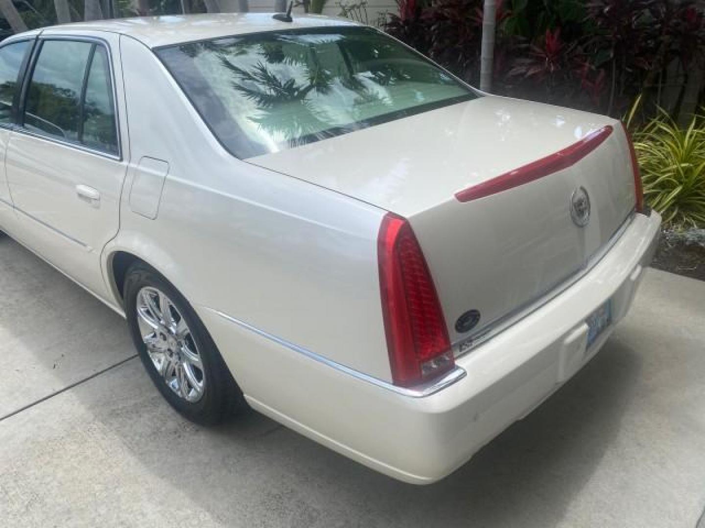 2008 White Diamond Tricoat /Light Linen Cadillac DTS 1 OWNER LOW MILES 30,516 (1G6KD57YX8U) with an Northstar 4.6L DOHC V8 Engine engine, Automatic transmission, located at 4701 North Dixie Hwy, Pompano Beach, FL, 33064, (954) 422-2889, 26.240938, -80.123474 - OUR WEBPAGE FLORIDACARS1.COM HAS OVER 100 PHOTOS AND FREE CARFAX LINK 2008 CADILLAC DTS 1SB VIN: 1G6KD57YX8U144247 1 G 6 K D 5 7 Y X 8 U 1 4 4 2 4 7 SEDAN 4 DR 4.6L V8 F GASOLINE FRONT WHEEL DRIVE Top Features A/C Seat(s) Leather Seats Alloy Wheels Memory Seat(s) BOSE Sound System Parking Sensors Bl - Photo#70