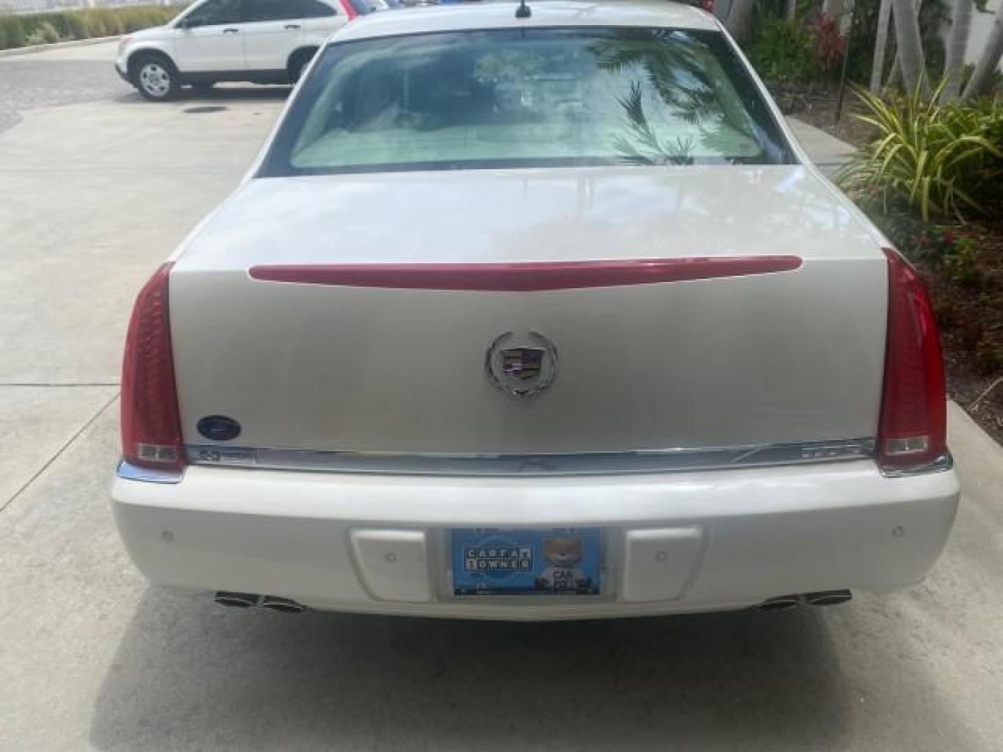 2008 White Diamond Tricoat /Light Linen Cadillac DTS 1 OWNER LOW MILES 30,516 (1G6KD57YX8U) with an Northstar 4.6L DOHC V8 Engine engine, Automatic transmission, located at 4701 North Dixie Hwy, Pompano Beach, FL, 33064, (954) 422-2889, 26.240938, -80.123474 - OUR WEBPAGE FLORIDACARS1.COM HAS OVER 100 PHOTOS AND FREE CARFAX LINK 2008 CADILLAC DTS 1SB VIN: 1G6KD57YX8U144247 1 G 6 K D 5 7 Y X 8 U 1 4 4 2 4 7 SEDAN 4 DR 4.6L V8 F GASOLINE FRONT WHEEL DRIVE Top Features A/C Seat(s) Leather Seats Alloy Wheels Memory Seat(s) BOSE Sound System Parking Sensors Bl - Photo#71