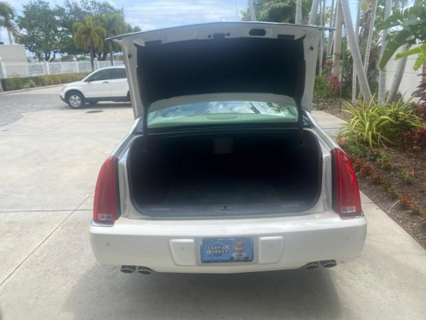 2008 White Diamond Tricoat /Light Linen Cadillac DTS 1 OWNER LOW MILES 30,516 (1G6KD57YX8U) with an Northstar 4.6L DOHC V8 Engine engine, Automatic transmission, located at 4701 North Dixie Hwy, Pompano Beach, FL, 33064, (954) 422-2889, 26.240938, -80.123474 - OUR WEBPAGE FLORIDACARS1.COM HAS OVER 100 PHOTOS AND FREE CARFAX LINK 2008 CADILLAC DTS 1SB VIN: 1G6KD57YX8U144247 1 G 6 K D 5 7 Y X 8 U 1 4 4 2 4 7 SEDAN 4 DR 4.6L V8 F GASOLINE FRONT WHEEL DRIVE Top Features A/C Seat(s) Leather Seats Alloy Wheels Memory Seat(s) BOSE Sound System Parking Sensors Bl - Photo#73