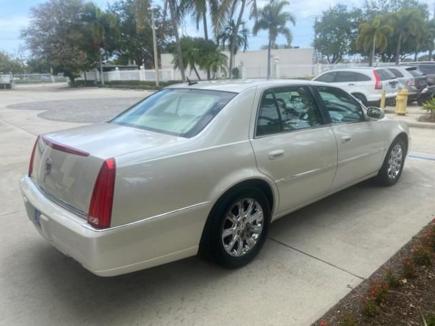 2008 White Diamond Tricoat /Light Linen Cadillac DTS 1 OWNER LOW MILES 30,516 (1G6KD57YX8U) with an Northstar 4.6L DOHC V8 Engine engine, Automatic transmission, located at 4701 North Dixie Hwy, Pompano Beach, FL, 33064, (954) 422-2889, 26.240938, -80.123474 - OUR WEBPAGE FLORIDACARS1.COM HAS OVER 100 PHOTOS AND FREE CARFAX LINK 2008 CADILLAC DTS 1SB VIN: 1G6KD57YX8U144247 1 G 6 K D 5 7 Y X 8 U 1 4 4 2 4 7 SEDAN 4 DR 4.6L V8 F GASOLINE FRONT WHEEL DRIVE Top Features A/C Seat(s) Leather Seats Alloy Wheels Memory Seat(s) BOSE Sound System Parking Sensors Bl - Photo#7