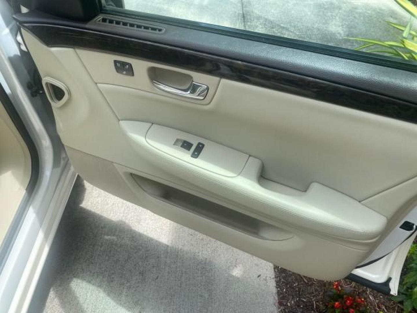 2008 White Diamond Tricoat /Light Linen Cadillac DTS 1 OWNER LOW MILES 30,516 (1G6KD57YX8U) with an Northstar 4.6L DOHC V8 Engine engine, Automatic transmission, located at 4701 North Dixie Hwy, Pompano Beach, FL, 33064, (954) 422-2889, 26.240938, -80.123474 - OUR WEBPAGE FLORIDACARS1.COM HAS OVER 100 PHOTOS AND FREE CARFAX LINK 2008 CADILLAC DTS 1SB VIN: 1G6KD57YX8U144247 1 G 6 K D 5 7 Y X 8 U 1 4 4 2 4 7 SEDAN 4 DR 4.6L V8 F GASOLINE FRONT WHEEL DRIVE Top Features A/C Seat(s) Leather Seats Alloy Wheels Memory Seat(s) BOSE Sound System Parking Sensors Bl - Photo#87