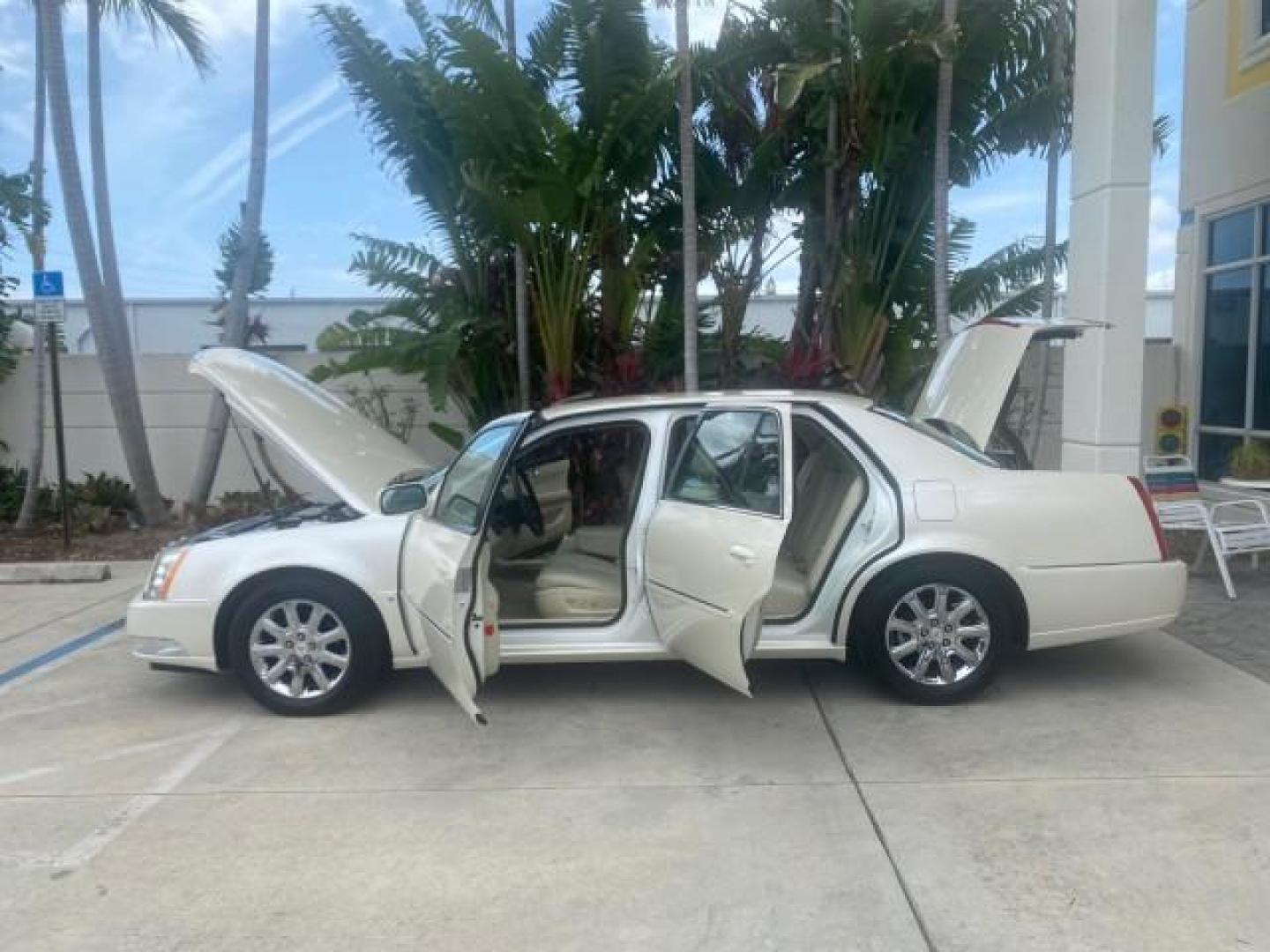2008 White Diamond Tricoat /Light Linen Cadillac DTS 1 OWNER LOW MILES 30,516 (1G6KD57YX8U) with an Northstar 4.6L DOHC V8 Engine engine, Automatic transmission, located at 4701 North Dixie Hwy, Pompano Beach, FL, 33064, (954) 422-2889, 26.240938, -80.123474 - OUR WEBPAGE FLORIDACARS1.COM HAS OVER 100 PHOTOS AND FREE CARFAX LINK 2008 CADILLAC DTS 1SB VIN: 1G6KD57YX8U144247 1 G 6 K D 5 7 Y X 8 U 1 4 4 2 4 7 SEDAN 4 DR 4.6L V8 F GASOLINE FRONT WHEEL DRIVE Top Features A/C Seat(s) Leather Seats Alloy Wheels Memory Seat(s) BOSE Sound System Parking Sensors Bl - Photo#8