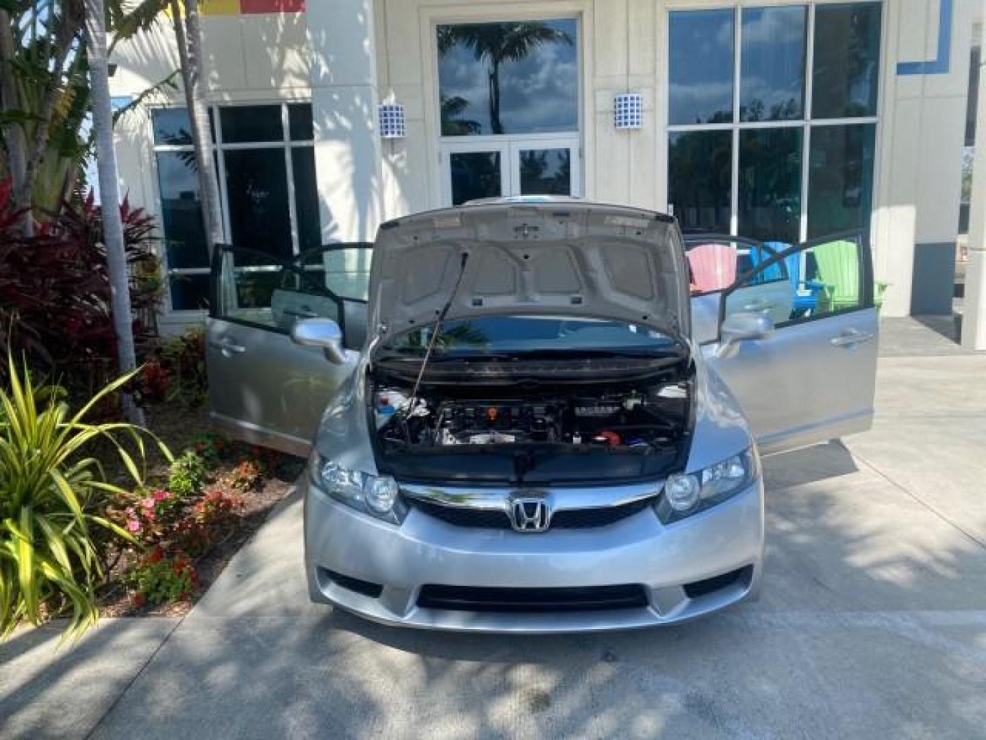 2009 Alabaster Silver Metallic /Black Honda Civic Sdn 1 OWNER FL LOW MILES 36,489 LX-S (2HGFA16609H) with an 1.8L SOHC MPFI 16-Valve i-VTEC I4 Engine engine, Automatic transmission, located at 4701 North Dixie Hwy, Pompano Beach, FL, 33064, (954) 422-2889, 26.240938, -80.123474 - OUR WEBPAGE FLORIDACARS1.COM HAS OVER 100 PHOTOS AND FREE CARFAX LINK 2009 HONDA CIVIC LX-S 36 MPG VIN: 2HGFA16609H342129 2 H G F A 1 6 6 0 9 H 3 4 2 1 2 9 SEDAN 4 DR 1.8L I4 F SOHC 16V GASOLINE FRONT WHEEL DRIVE Top Features Alloy Wheels Cloth Seats Basic Features ABS Brakes Auxiliary Audio Input P - Photo#16