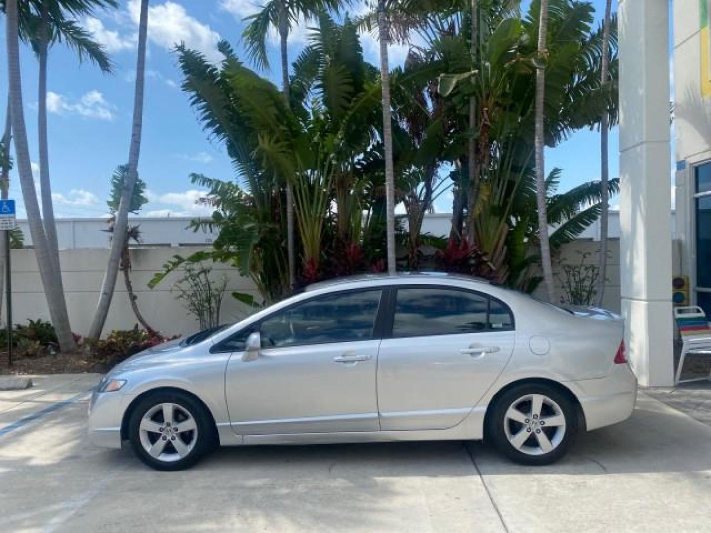 2009 Alabaster Silver Metallic /Black Honda Civic Sdn 1 OWNER FL LOW MILES 36,489 LX-S (2HGFA16609H) with an 1.8L SOHC MPFI 16-Valve i-VTEC I4 Engine engine, Automatic transmission, located at 4701 North Dixie Hwy, Pompano Beach, FL, 33064, (954) 422-2889, 26.240938, -80.123474 - OUR WEBPAGE FLORIDACARS1.COM HAS OVER 100 PHOTOS AND FREE CARFAX LINK 2009 HONDA CIVIC LX-S 36 MPG VIN: 2HGFA16609H342129 2 H G F A 1 6 6 0 9 H 3 4 2 1 2 9 SEDAN 4 DR 1.8L I4 F SOHC 16V GASOLINE FRONT WHEEL DRIVE Top Features Alloy Wheels Cloth Seats Basic Features ABS Brakes Auxiliary Audio Input P - Photo#4