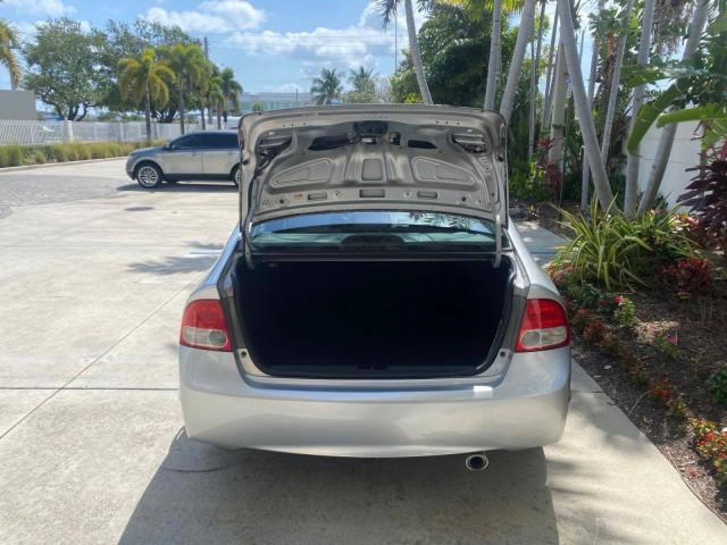2009 Alabaster Silver Metallic /Black Honda Civic Sdn 1 OWNER FL LOW MILES 36,489 LX-S (2HGFA16609H) with an 1.8L SOHC MPFI 16-Valve i-VTEC I4 Engine engine, Automatic transmission, located at 4701 North Dixie Hwy, Pompano Beach, FL, 33064, (954) 422-2889, 26.240938, -80.123474 - OUR WEBPAGE FLORIDACARS1.COM HAS OVER 100 PHOTOS AND FREE CARFAX LINK 2009 HONDA CIVIC LX-S 36 MPG VIN: 2HGFA16609H342129 2 H G F A 1 6 6 0 9 H 3 4 2 1 2 9 SEDAN 4 DR 1.8L I4 F SOHC 16V GASOLINE FRONT WHEEL DRIVE Top Features Alloy Wheels Cloth Seats Basic Features ABS Brakes Auxiliary Audio Input P - Photo#73
