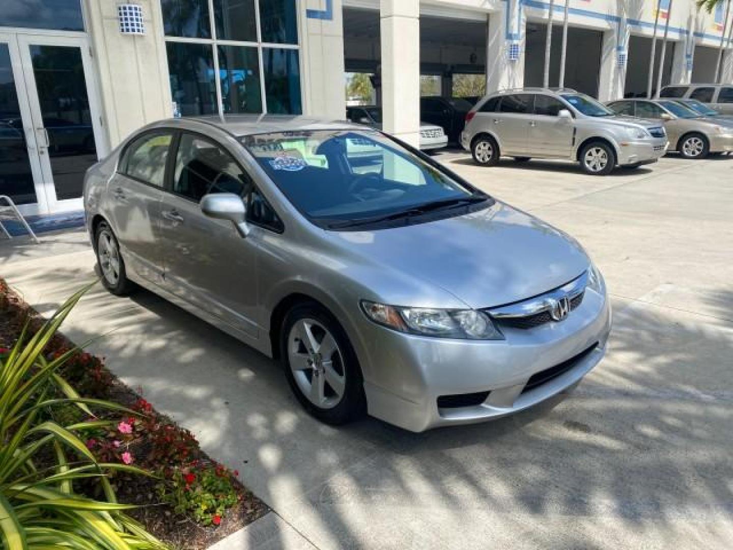 2009 Alabaster Silver Metallic /Black Honda Civic Sdn 1 OWNER FL LOW MILES 36,489 LX-S (2HGFA16609H) with an 1.8L SOHC MPFI 16-Valve i-VTEC I4 Engine engine, Automatic transmission, located at 4701 North Dixie Hwy, Pompano Beach, FL, 33064, (954) 422-2889, 26.240938, -80.123474 - OUR WEBPAGE FLORIDACARS1.COM HAS OVER 100 PHOTOS AND FREE CARFAX LINK 2009 HONDA CIVIC LX-S 36 MPG VIN: 2HGFA16609H342129 2 H G F A 1 6 6 0 9 H 3 4 2 1 2 9 SEDAN 4 DR 1.8L I4 F SOHC 16V GASOLINE FRONT WHEEL DRIVE Top Features Alloy Wheels Cloth Seats Basic Features ABS Brakes Auxiliary Audio Input P - Photo#98