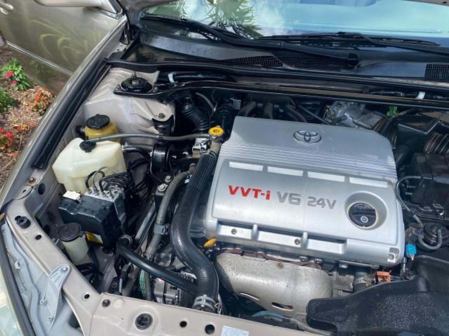 2005 Desert Sand Mica /Taupe Toyota Camry XLE V6 SUNROOF LEATHER (4T1BF30K35U) with an 3.0L DOHC MPFI Vvti 24-Valve V6 Engine engine, Automatic transmission, located at 4701 North Dixie Hwy, Pompano Beach, FL, 33064, (954) 422-2889, 26.240938, -80.123474 - OUR WEBPAGE FLORIDACARS1.COM HAS OVER 100 PHOTOS AND FREE CARFAX LINK 2005 TOYOTA CAMRY LE V6 SUNROOF LEATHER BUCKET SEATS VIN: 4T1BF30K35U597683 4 T 1 B F 3 0 K 3 5 U 5 9 7 6 8 3 SEDAN 4 DR 3.0L V6 F DOHC 24V GASOLINE 28 MPG FRONT WHEEL DRIVE TIRES ARE NEW ! Top Features Alloy Wheels Luxury Package - Photo#24