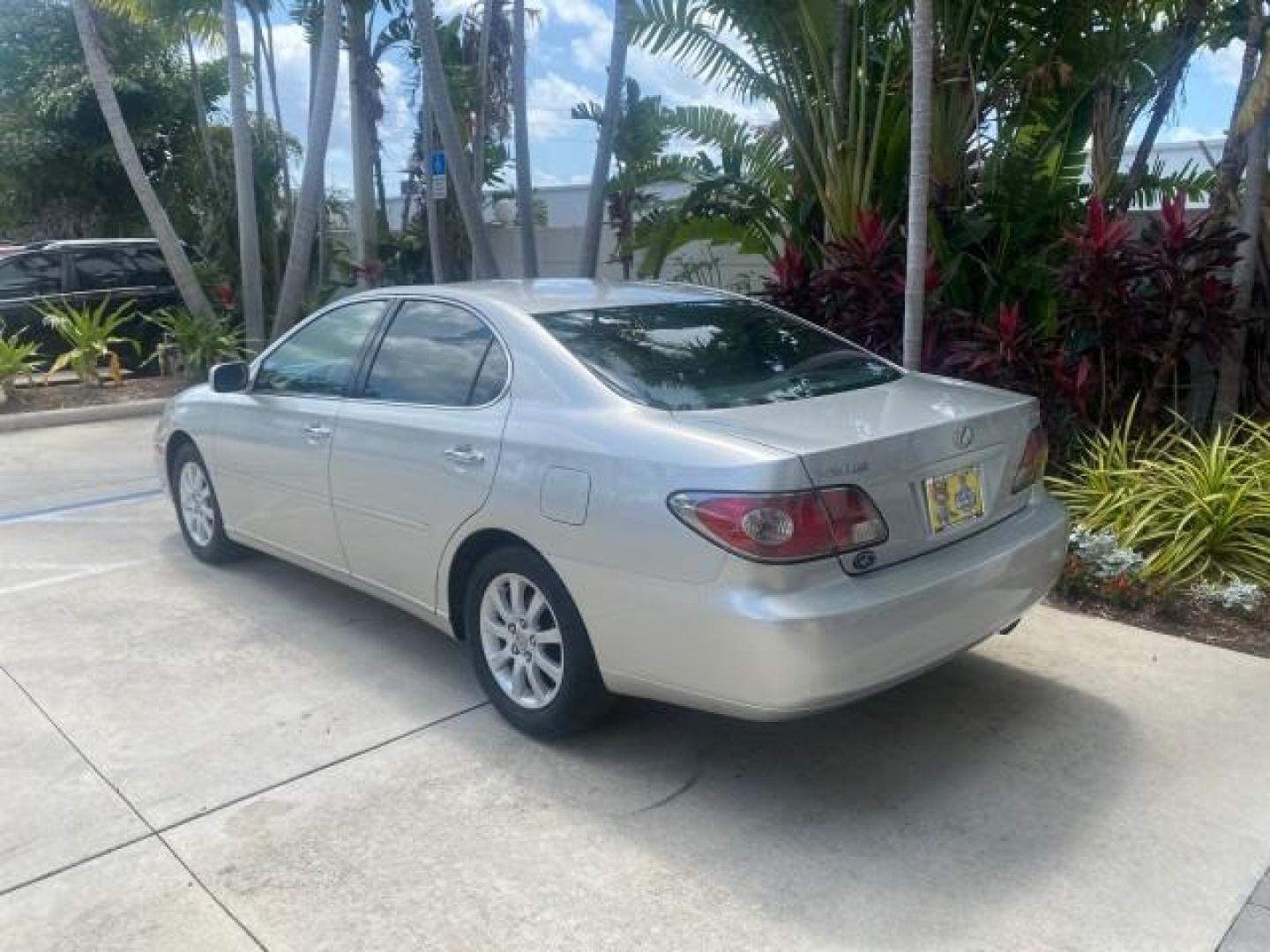 2004 Alabaster Metallic /Light Charcoal Lexus ES 330 1 OWNER FL LOW MILES 51,802 (JTHBA30G240) with an 3.3L DOHC EFI 24-Valve V6 Engine engine, Automatic transmission, located at 4701 North Dixie Hwy, Pompano Beach, FL, 33064, (954) 422-2889, 26.240938, -80.123474 - OUR WEBPAGE FLORIDACARS1.COM HAS OVER 100 PHOTOS AND FREE CARFAX LINK 2004 LEXUS ES 330 VIN: JTHBA30G240002762 J T H B A 3 0 G 2 4 0 0 0 2 7 6 2 SEDAN 4 DR 3.3L V6 F 24V GASOLINE 29 MPG FRONT WHEEL DRIVE Top Features Alloy Wheels Leather Seats Memory Seat(s) Sunroof(s) Basic Features ABS Brakes CD A - Photo#5