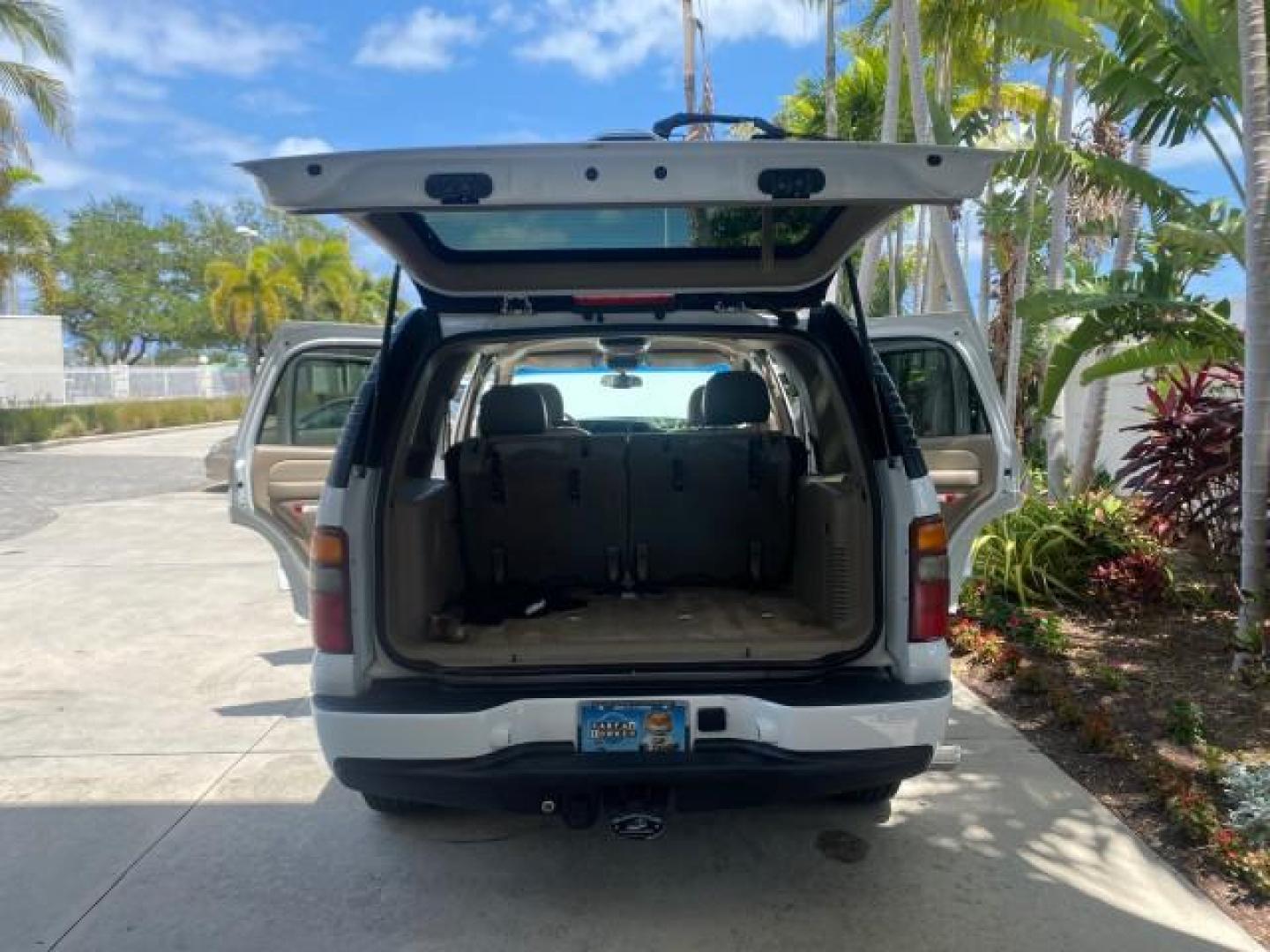 2003 Summit White /Sandstone GMC Yukon Denali 4WD 1 OWNER LOW MILES 65,248 (1GKEK63U03J) with an 6.0L Vortec 6000 V8 SFI Engine engine, Automatic transmission, located at 4701 North Dixie Hwy, Pompano Beach, FL, 33064, (954) 422-2889, 26.240938, -80.123474 - OUR WEBPAGE FLORIDACARS1.COM HAS OVER 100 PHOTOS AND FREE CARFAX LINK 2003 GMC YUKON DENALI 4WD $ 53,090 NEW! VIN: 1GKEK63U03J327650 1 G K E K 6 3 U 0 3 J 3 2 7 6 5 0 4 DOOR WAGON/SPORT UTILITY 6.0L V8 F GASOLINE ALL WHEEL DRIVE Top Features 4WD/AWD Rear Air Conditioning Alloy Wheels Rear Entertainm - Photo#15