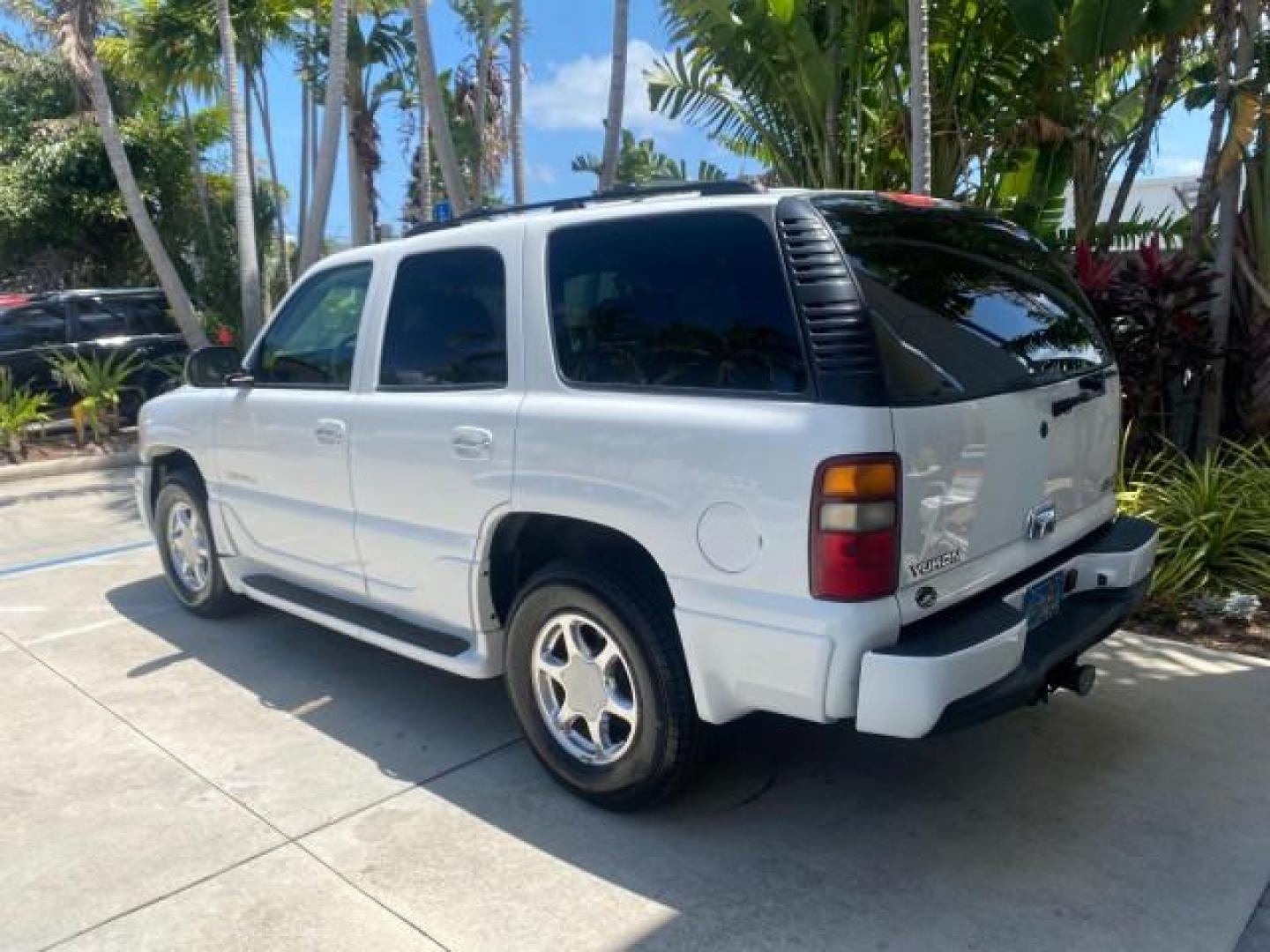 2003 Summit White /Sandstone GMC Yukon Denali 4WD 1 OWNER LOW MILES 65,248 (1GKEK63U03J) with an 6.0L Vortec 6000 V8 SFI Engine engine, Automatic transmission, located at 4701 North Dixie Hwy, Pompano Beach, FL, 33064, (954) 422-2889, 26.240938, -80.123474 - OUR WEBPAGE FLORIDACARS1.COM HAS OVER 100 PHOTOS AND FREE CARFAX LINK 2003 GMC YUKON DENALI 4WD $ 53,090 NEW! VIN: 1GKEK63U03J327650 1 G K E K 6 3 U 0 3 J 3 2 7 6 5 0 4 DOOR WAGON/SPORT UTILITY 6.0L V8 F GASOLINE ALL WHEEL DRIVE Top Features 4WD/AWD Rear Air Conditioning Alloy Wheels Rear Entertainm - Photo#5