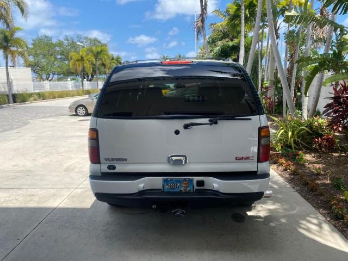 2003 Summit White /Sandstone GMC Yukon Denali 4WD 1 OWNER LOW MILES 65,248 (1GKEK63U03J) with an 6.0L Vortec 6000 V8 SFI Engine engine, Automatic transmission, located at 4701 North Dixie Hwy, Pompano Beach, FL, 33064, (954) 422-2889, 26.240938, -80.123474 - OUR WEBPAGE FLORIDACARS1.COM HAS OVER 100 PHOTOS AND FREE CARFAX LINK 2003 GMC YUKON DENALI 4WD $ 53,090 NEW! VIN: 1GKEK63U03J327650 1 G K E K 6 3 U 0 3 J 3 2 7 6 5 0 4 DOOR WAGON/SPORT UTILITY 6.0L V8 F GASOLINE ALL WHEEL DRIVE Top Features 4WD/AWD Rear Air Conditioning Alloy Wheels Rear Entertainm - Photo#6