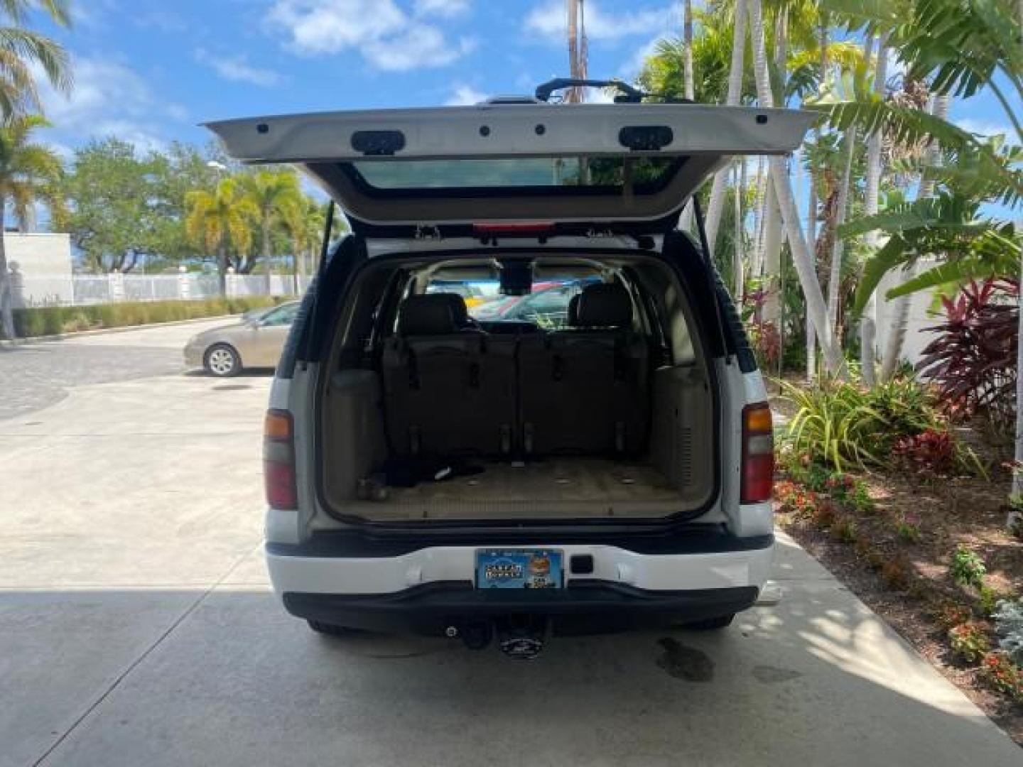 2003 Summit White /Sandstone GMC Yukon Denali 4WD 1 OWNER LOW MILES 65,248 (1GKEK63U03J) with an 6.0L Vortec 6000 V8 SFI Engine engine, Automatic transmission, located at 4701 North Dixie Hwy, Pompano Beach, FL, 33064, (954) 422-2889, 26.240938, -80.123474 - OUR WEBPAGE FLORIDACARS1.COM HAS OVER 100 PHOTOS AND FREE CARFAX LINK 2003 GMC YUKON DENALI 4WD $ 53,090 NEW! VIN: 1GKEK63U03J327650 1 G K E K 6 3 U 0 3 J 3 2 7 6 5 0 4 DOOR WAGON/SPORT UTILITY 6.0L V8 F GASOLINE ALL WHEEL DRIVE Top Features 4WD/AWD Rear Air Conditioning Alloy Wheels Rear Entertainm - Photo#82