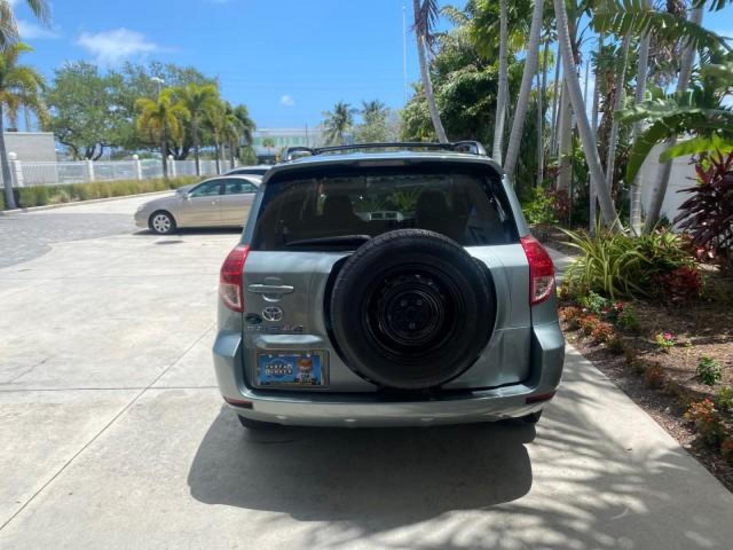 2006 Light Green Metallic /Ash Toyota RAV4 1 OWNER FLORIDA LOW MILES 74,672 (JTMZD33VX65) with an 2.4L DOHC SFI 16-Valve VVT-i 4-Cyl Engine engine, Automatic transmission, located at 4701 North Dixie Hwy, Pompano Beach, FL, 33064, (954) 422-2889, 26.240938, -80.123474 - OUR WEBPAGE FLORIDACARS1.COM HAS OVER 100 PHOTOS AND FREE CARFAX LINK 2006 TOYOTA RAV4 VIN: JTMZD33VX65027688 J T M Z D 3 3 V X 6 5 0 2 7 6 8 8 4 DOOR WAGON/SPORT UTILITY 2.4L I4 F DOHC 16V 30 MPG GASOLINE FRONT WHEEL DRIVE Top Features Cloth Seats Basic Features ABS Brakes Auxiliary Audio Input Pow - Photo#6