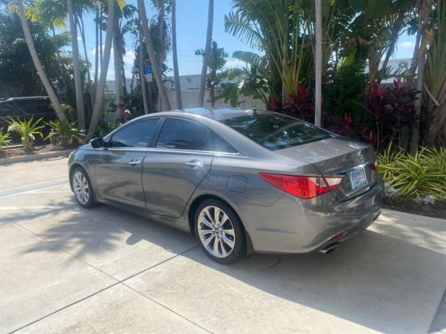2013 Harbor Gray Metallic /Gray Hyundai Sonata Limited 29 SERVICES FL (5NPEC4AB5DH) with an 2.0L DOHC 16-Valve I4 Turbocharged GDI Engine engine, Automatic transmission, located at 4701 North Dixie Hwy, Pompano Beach, FL, 33064, (954) 422-2889, 26.240938, -80.123474 - OUR WEBPAGE FLORIDACARS1.COM HAS OVER 100 PHOTOS AND FREE CARFAX LINK 2013 HYUNDAI SONATA SE 2.0T VIN: 5NPEC4AB5DH558214 5 N P E C 4 A B 5 D H 5 5 8 2 1 4 SEDAN 4 DR 2.0L I4 F DOHC 16V GASOLINE FRONT WHEEL DRIVE Highlighted Features Sunroof CD Player Leather Seats Alloy Wheels Power Windows Power Lo - Photo#5