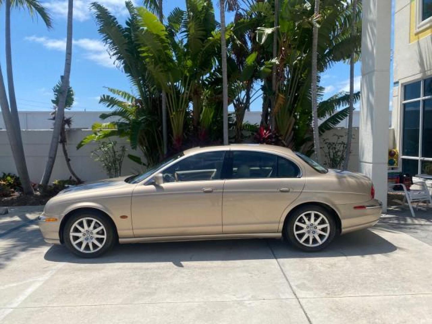 2001 Roman Bronze /Ivory Jaguar S-TYPE V8 4.0 LOW MILES 49,009 (SAJDA01P01G) with an 4.0L DOHC SMPI 32-Valve Aluminum Alloy V8 Engine engine, Automatic transmission, located at 4701 North Dixie Hwy, Pompano Beach, FL, 33064, (954) 422-2889, 26.240938, -80.123474 - OUR WEBPAGE FLORIDACARS1.COM HAS OVER 100 PHOTOS AND FREE CARFAX LINK 2001 JAGUAR S-TYPE 4.0 $ 49,355 NEW VIN: SAJDA01P01GM10625 S A J D A 0 1 P 0 1 G M 1 0 6 2 5 SEDAN 4 DR 4.0L V8 F DOHC 32V GASOLINE REAR WHEEL DRIVE Top Features Alloy Wheels Navigation System Front Seat Heaters Parking Sensors Le - Photo#4