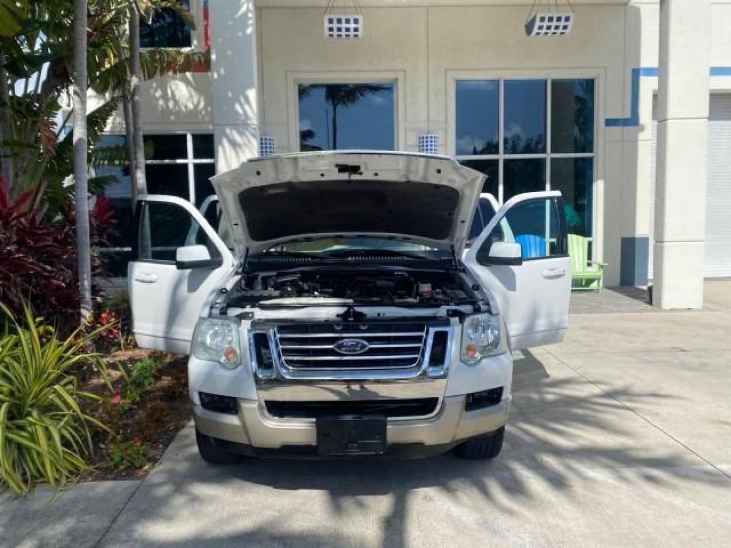 2006 Oxford White /Camel Ford Explorer Eddie Bauer 1 OWNER LOW MILES 88,841 (1FMEU64E56U) with an 4.0L SOHC V6 Engine engine, Automatic transmission, located at 4701 North Dixie Hwy, Pompano Beach, FL, 33064, (954) 422-2889, 26.240938, -80.123474 - OUR WEBPAGE FLORIDACARS1.COM HAS OVER 100 PHOTOS AND FREE CARFAX LINK 2006 FORD EXPLORER EDDIE BAUER VIN: 1FMEU64E56UA54894 1 F M E U 6 4 E 5 6 U A 5 4 8 9 4 4 DOOR WAGON/SPORT UTILITY 4.0L V6 F SOHC GASOLINE REAR WHEEL DRIVE Top Features Alloy Wheels Running Boards Leather Seats Sunroof(s) Parking - Photo#16