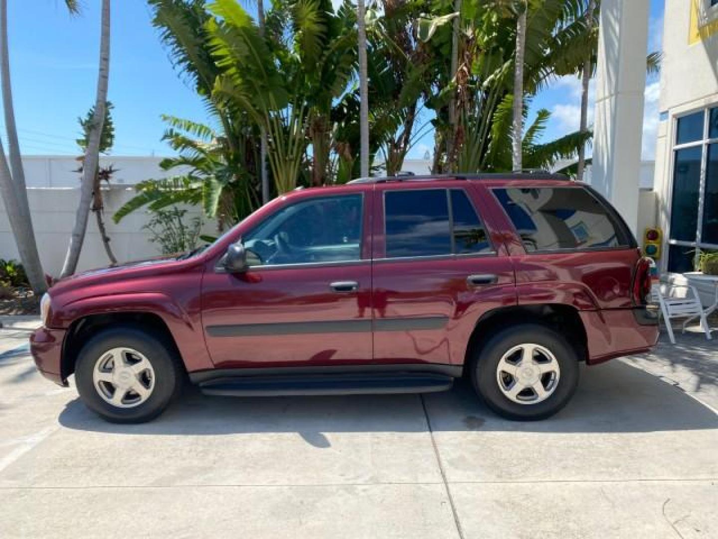 2005 Majestic Red Metallic /Light Gray Chevrolet TrailBlazer LS 39 SERVICES 1 OWNER (1GNDS13SX52) with an 4.2L Vortec 4200 SFI I6 Engine engine, Automatic transmission, located at 4701 North Dixie Hwy, Pompano Beach, FL, 33064, (954) 422-2889, 26.240938, -80.123474 - OUR WEBPAGE FLORIDACARS1.COM HAS OVER 100 PHOTOS AND FREE CARFAX LINK 2005 CHEVROLET TRAILBLAZER LS VIN: 1GNDS13SX52293455 1 G N D S 1 3 S X 5 2 2 9 3 4 5 5 4 DOOR WAGON/SPORT UTILITY 4.2L I6 F GASOLINE REAR WHEEL DRIVE TIRES LOOK NEW! Top Features Alloy Wheels Running Boards Cloth Seats Tow Hitch C - Photo#4