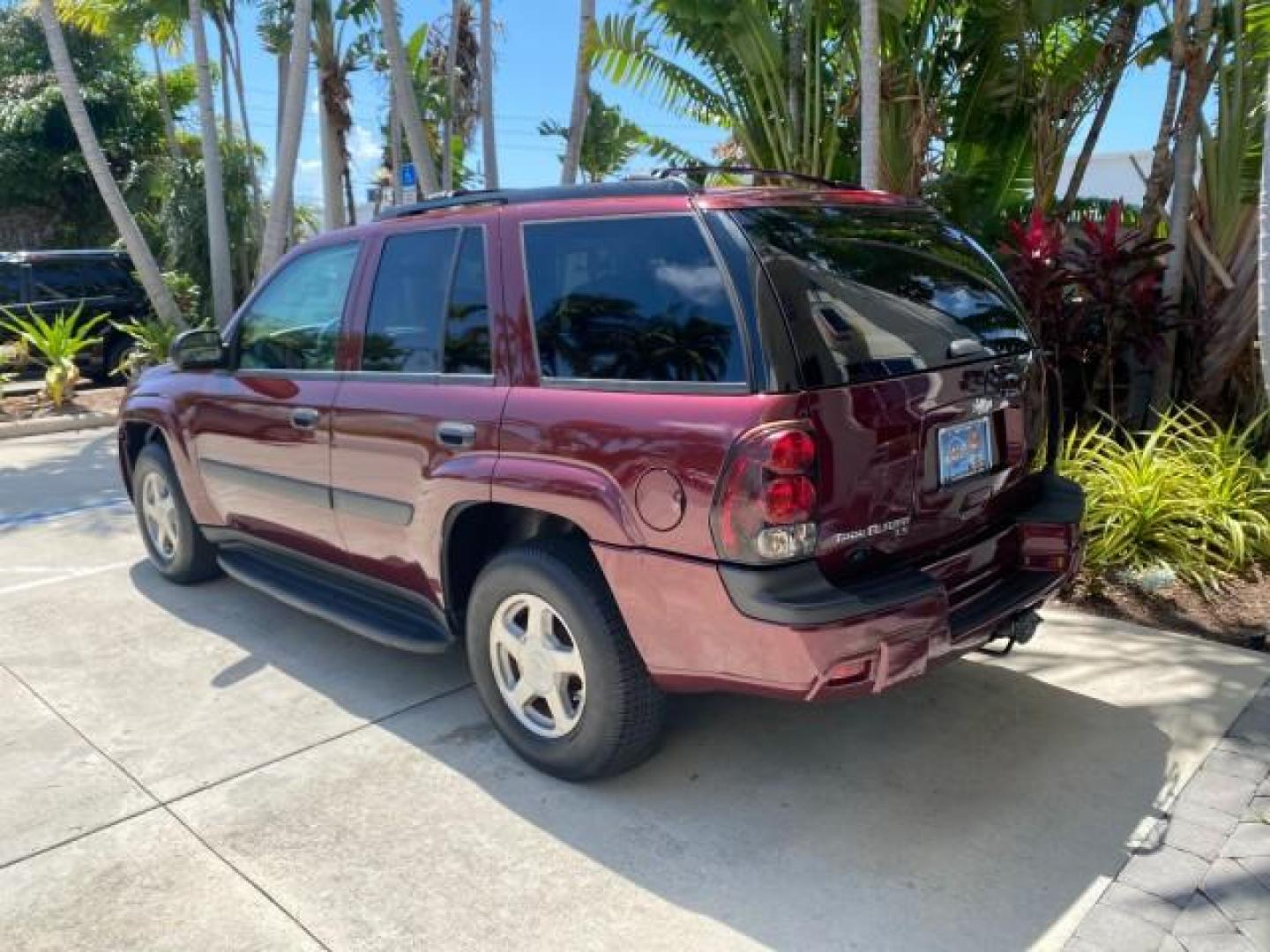 2005 Majestic Red Metallic /Light Gray Chevrolet TrailBlazer LS 39 SERVICES 1 OWNER (1GNDS13SX52) with an 4.2L Vortec 4200 SFI I6 Engine engine, Automatic transmission, located at 4701 North Dixie Hwy, Pompano Beach, FL, 33064, (954) 422-2889, 26.240938, -80.123474 - OUR WEBPAGE FLORIDACARS1.COM HAS OVER 100 PHOTOS AND FREE CARFAX LINK 2005 CHEVROLET TRAILBLAZER LS VIN: 1GNDS13SX52293455 1 G N D S 1 3 S X 5 2 2 9 3 4 5 5 4 DOOR WAGON/SPORT UTILITY 4.2L I6 F GASOLINE REAR WHEEL DRIVE TIRES LOOK NEW! Top Features Alloy Wheels Running Boards Cloth Seats Tow Hitch C - Photo#5