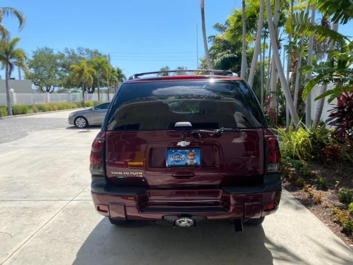 2005 Majestic Red Metallic /Light Gray Chevrolet TrailBlazer LS 39 SERVICES 1 OWNER (1GNDS13SX52) with an 4.2L Vortec 4200 SFI I6 Engine engine, Automatic transmission, located at 4701 North Dixie Hwy, Pompano Beach, FL, 33064, (954) 422-2889, 26.240938, -80.123474 - OUR WEBPAGE FLORIDACARS1.COM HAS OVER 100 PHOTOS AND FREE CARFAX LINK 2005 CHEVROLET TRAILBLAZER LS VIN: 1GNDS13SX52293455 1 G N D S 1 3 S X 5 2 2 9 3 4 5 5 4 DOOR WAGON/SPORT UTILITY 4.2L I6 F GASOLINE REAR WHEEL DRIVE TIRES LOOK NEW! Top Features Alloy Wheels Running Boards Cloth Seats Tow Hitch C - Photo#6