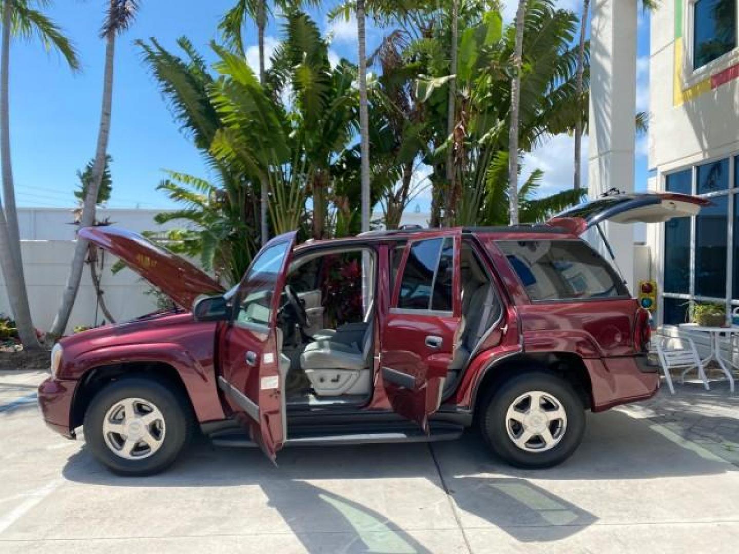 2005 Majestic Red Metallic /Light Gray Chevrolet TrailBlazer LS 39 SERVICES 1 OWNER (1GNDS13SX52) with an 4.2L Vortec 4200 SFI I6 Engine engine, Automatic transmission, located at 4701 North Dixie Hwy, Pompano Beach, FL, 33064, (954) 422-2889, 26.240938, -80.123474 - OUR WEBPAGE FLORIDACARS1.COM HAS OVER 100 PHOTOS AND FREE CARFAX LINK 2005 CHEVROLET TRAILBLAZER LS VIN: 1GNDS13SX52293455 1 G N D S 1 3 S X 5 2 2 9 3 4 5 5 4 DOOR WAGON/SPORT UTILITY 4.2L I6 F GASOLINE REAR WHEEL DRIVE TIRES LOOK NEW! Top Features Alloy Wheels Running Boards Cloth Seats Tow Hitch C - Photo#8