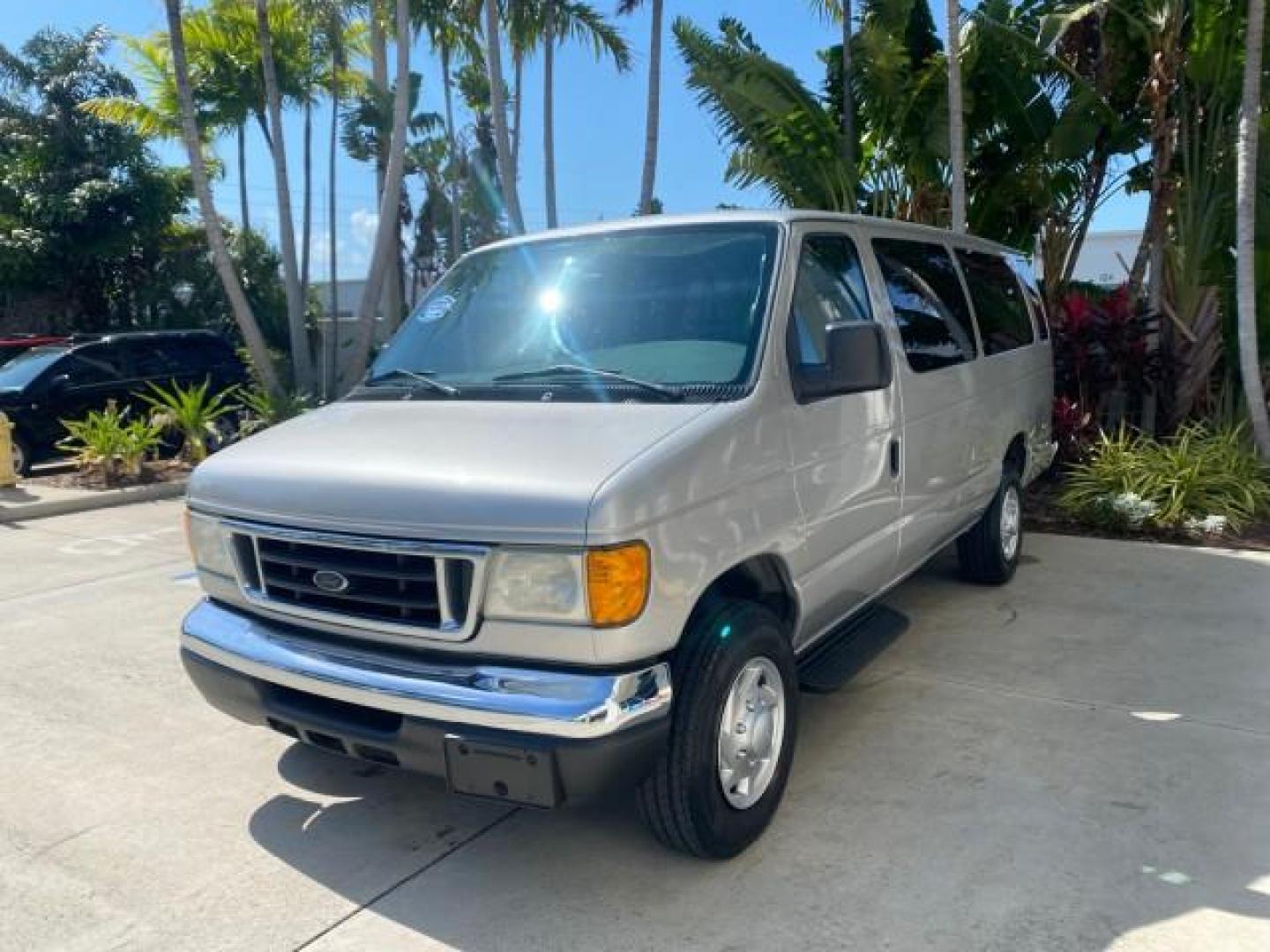 2005 Silver Metallic /Medium Flint Ford Econoline Wagon XLT E350 15 PASS LOW MILES 64,506 (1FBSS31L65H) with an 5.4L EFI V8 Engine engine, Automatic transmission, located at 4701 North Dixie Hwy, Pompano Beach, FL, 33064, (954) 422-2889, 26.240938, -80.123474 - OUR WEBPAGE FLORIDACARS1.COM HAS OVER 100 PHOTOS AND FREE CARFAX LINK 2005 FORD E-SERIES E-350 SD XLT WE HAVE 4 NEW TIRES INCLUDED VIN: 1FBSS31L65HA83248 1 F B S S 3 1 L 6 5 H A 8 3 2 4 8 VAN 5.4L V8 F TOW PKG WE ADDED NEW CLOTH HEADLINER SAGGING FROM AGE GASOLINE REAR WHEEL DRIVE Top Features Cloth - Photo#3