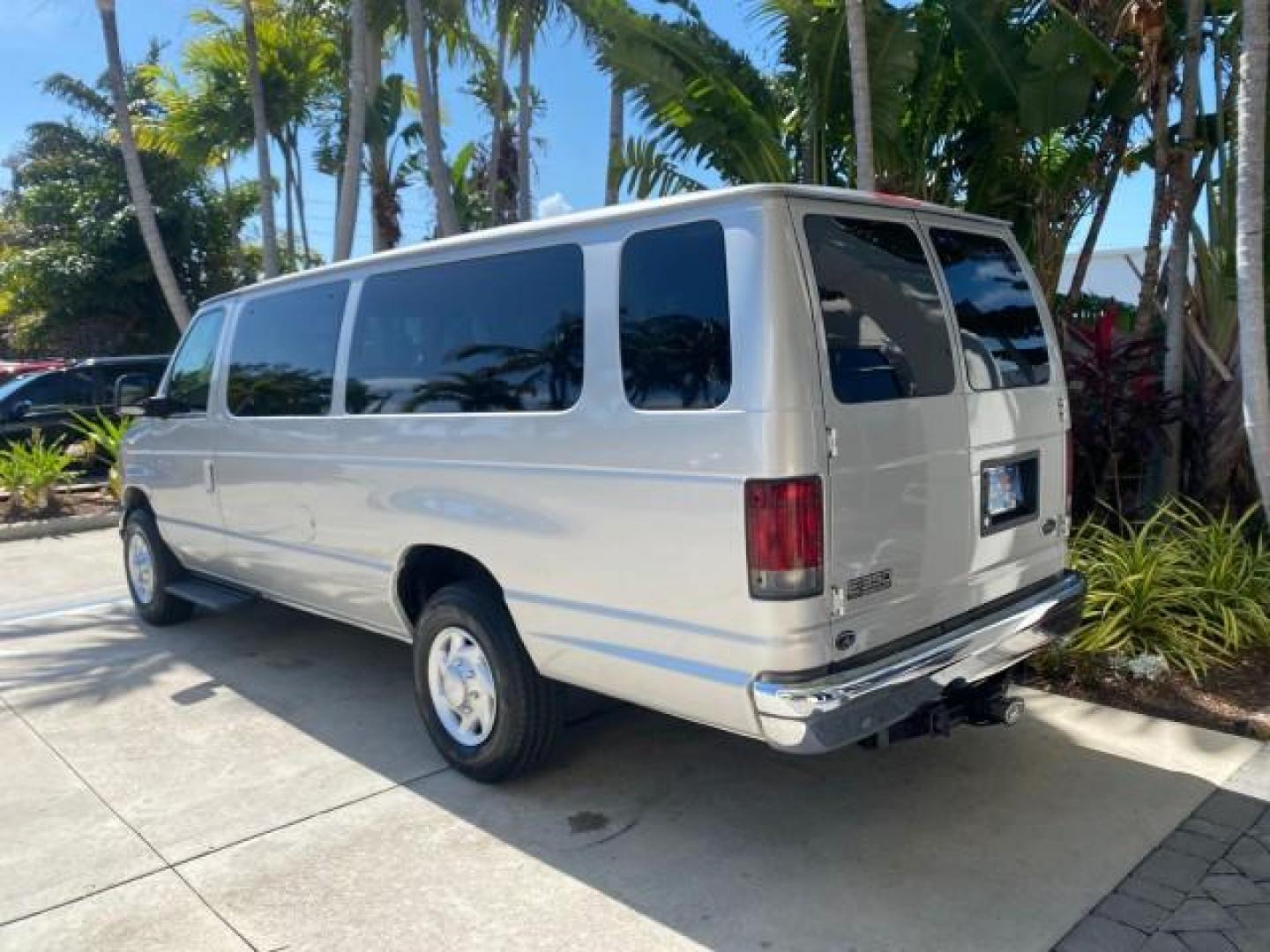 2005 Silver Metallic /Medium Flint Ford Econoline Wagon XLT E350 15 PASS LOW MILES 64,506 (1FBSS31L65H) with an 5.4L EFI V8 Engine engine, Automatic transmission, located at 4701 North Dixie Hwy, Pompano Beach, FL, 33064, (954) 422-2889, 26.240938, -80.123474 - OUR WEBPAGE FLORIDACARS1.COM HAS OVER 100 PHOTOS AND FREE CARFAX LINK 2005 FORD E-SERIES E-350 SD XLT WE HAVE 4 NEW TIRES INCLUDED VIN: 1FBSS31L65HA83248 1 F B S S 3 1 L 6 5 H A 8 3 2 4 8 VAN 5.4L V8 F TOW PKG WE ADDED NEW CLOTH HEADLINER SAGGING FROM AGE GASOLINE REAR WHEEL DRIVE Top Features Cloth - Photo#5