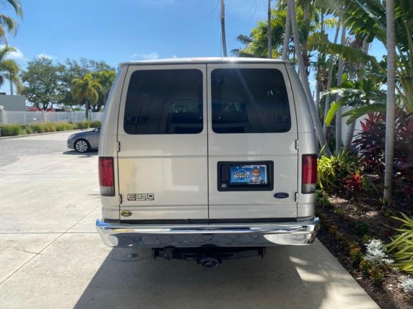 2005 Silver Metallic /Medium Flint Ford Econoline Wagon XLT E350 15 PASS LOW MILES 64,506 (1FBSS31L65H) with an 5.4L EFI V8 Engine engine, Automatic transmission, located at 4701 North Dixie Hwy, Pompano Beach, FL, 33064, (954) 422-2889, 26.240938, -80.123474 - OUR WEBPAGE FLORIDACARS1.COM HAS OVER 100 PHOTOS AND FREE CARFAX LINK 2005 FORD E-SERIES E-350 SD XLT WE HAVE 4 NEW TIRES INCLUDED VIN: 1FBSS31L65HA83248 1 F B S S 3 1 L 6 5 H A 8 3 2 4 8 VAN 5.4L V8 F TOW PKG WE ADDED NEW CLOTH HEADLINER SAGGING FROM AGE GASOLINE REAR WHEEL DRIVE Top Features Cloth - Photo#6