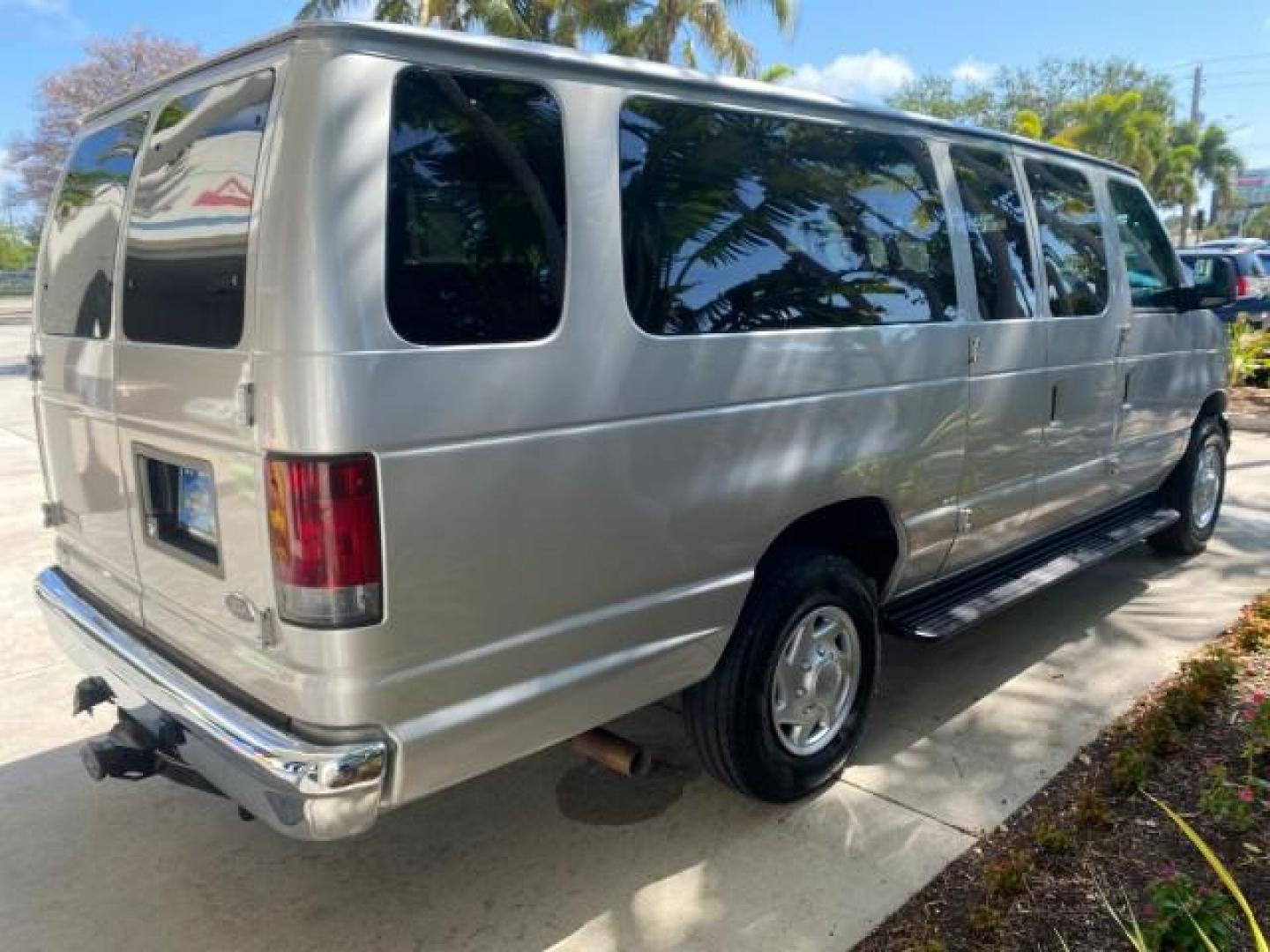 2005 Silver Metallic /Medium Flint Ford Econoline Wagon XLT E350 15 PASS LOW MILES 64,506 (1FBSS31L65H) with an 5.4L EFI V8 Engine engine, Automatic transmission, located at 4701 North Dixie Hwy, Pompano Beach, FL, 33064, (954) 422-2889, 26.240938, -80.123474 - OUR WEBPAGE FLORIDACARS1.COM HAS OVER 100 PHOTOS AND FREE CARFAX LINK 2005 FORD E-SERIES E-350 SD XLT WE HAVE 4 NEW TIRES INCLUDED VIN: 1FBSS31L65HA83248 1 F B S S 3 1 L 6 5 H A 8 3 2 4 8 VAN 5.4L V8 F TOW PKG WE ADDED NEW CLOTH HEADLINER SAGGING FROM AGE GASOLINE REAR WHEEL DRIVE Top Features Cloth - Photo#7