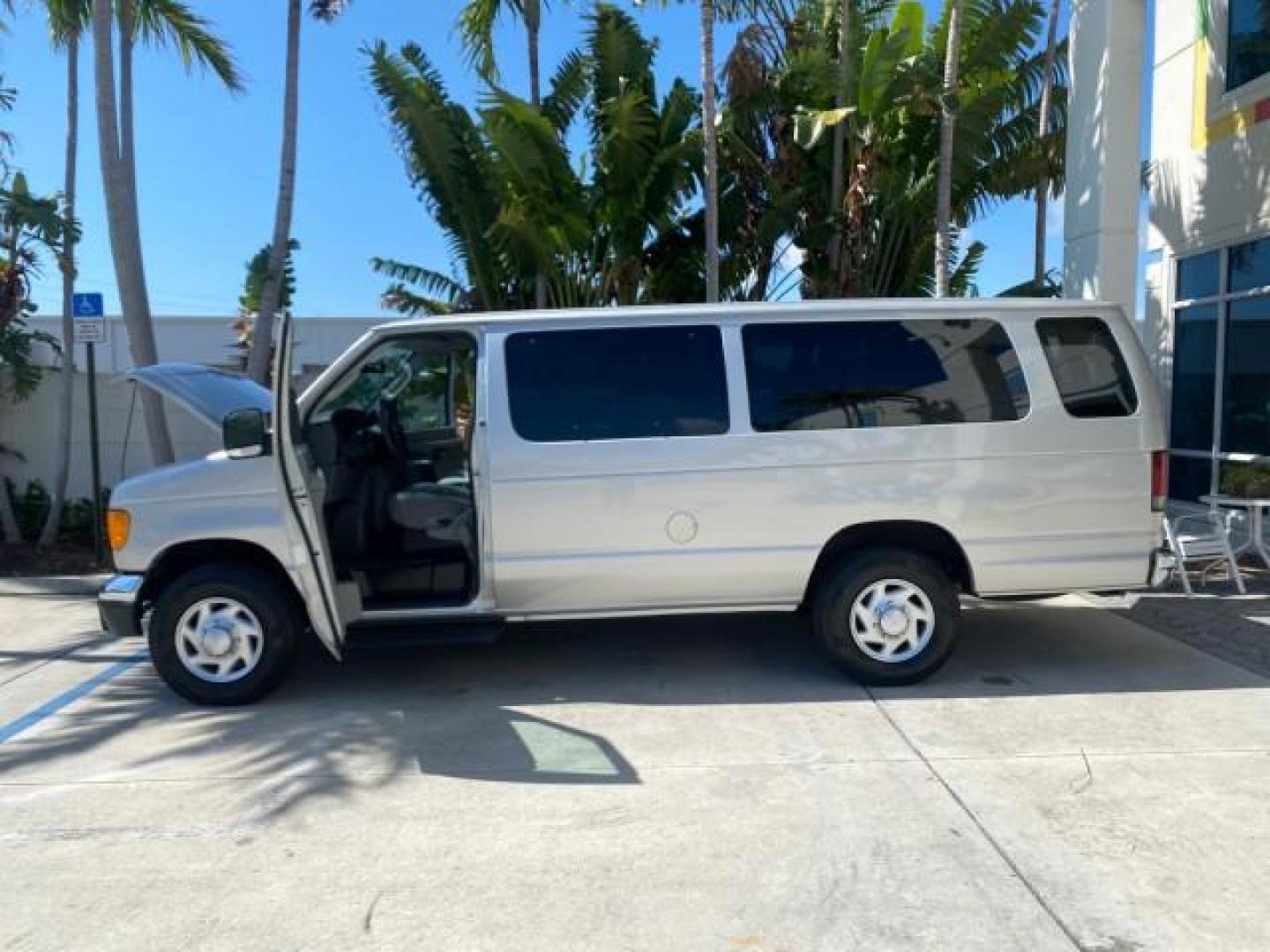 2005 Silver Metallic /Medium Flint Ford Econoline Wagon XLT E350 15 PASS LOW MILES 64,506 (1FBSS31L65H) with an 5.4L EFI V8 Engine engine, Automatic transmission, located at 4701 North Dixie Hwy, Pompano Beach, FL, 33064, (954) 422-2889, 26.240938, -80.123474 - OUR WEBPAGE FLORIDACARS1.COM HAS OVER 100 PHOTOS AND FREE CARFAX LINK 2005 FORD E-SERIES E-350 SD XLT WE HAVE 4 NEW TIRES INCLUDED VIN: 1FBSS31L65HA83248 1 F B S S 3 1 L 6 5 H A 8 3 2 4 8 VAN 5.4L V8 F TOW PKG WE ADDED NEW CLOTH HEADLINER SAGGING FROM AGE GASOLINE REAR WHEEL DRIVE Top Features Cloth - Photo#8