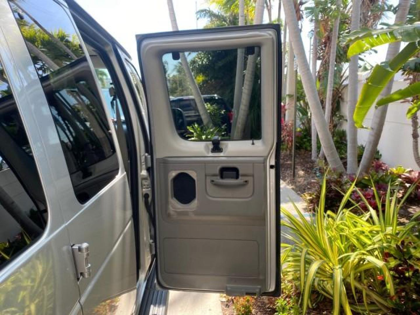 2005 Silver Metallic /Medium Flint Ford Econoline Wagon XLT E350 15 PASS LOW MILES 64,506 (1FBSS31L65H) with an 5.4L EFI V8 Engine engine, Automatic transmission, located at 4701 North Dixie Hwy, Pompano Beach, FL, 33064, (954) 422-2889, 26.240938, -80.123474 - OUR WEBPAGE FLORIDACARS1.COM HAS OVER 100 PHOTOS AND FREE CARFAX LINK 2005 FORD E-SERIES E-350 SD XLT WE HAVE 4 NEW TIRES INCLUDED VIN: 1FBSS31L65HA83248 1 F B S S 3 1 L 6 5 H A 8 3 2 4 8 VAN 5.4L V8 F TOW PKG WE ADDED NEW CLOTH HEADLINER SAGGING FROM AGE GASOLINE REAR WHEEL DRIVE Top Features Cloth - Photo#13