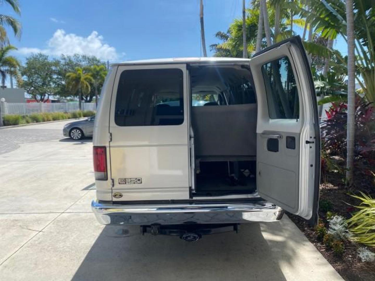 2005 Silver Metallic /Medium Flint Ford Econoline Wagon XLT E350 15 PASS LOW MILES 64,506 (1FBSS31L65H) with an 5.4L EFI V8 Engine engine, Automatic transmission, located at 4701 North Dixie Hwy, Pompano Beach, FL, 33064, (954) 422-2889, 26.240938, -80.123474 - OUR WEBPAGE FLORIDACARS1.COM HAS OVER 100 PHOTOS AND FREE CARFAX LINK 2005 FORD E-SERIES E-350 SD XLT WE HAVE 4 NEW TIRES INCLUDED VIN: 1FBSS31L65HA83248 1 F B S S 3 1 L 6 5 H A 8 3 2 4 8 VAN 5.4L V8 F TOW PKG WE ADDED NEW CLOTH HEADLINER SAGGING FROM AGE GASOLINE REAR WHEEL DRIVE Top Features Cloth - Photo#15