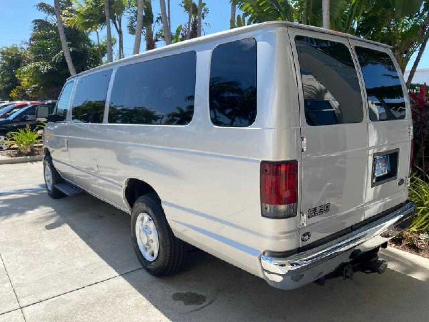2005 Silver Metallic /Medium Flint Ford Econoline Wagon XLT E350 15 PASS LOW MILES 64,506 (1FBSS31L65H) with an 5.4L EFI V8 Engine engine, Automatic transmission, located at 4701 North Dixie Hwy, Pompano Beach, FL, 33064, (954) 422-2889, 26.240938, -80.123474 - OUR WEBPAGE FLORIDACARS1.COM HAS OVER 100 PHOTOS AND FREE CARFAX LINK 2005 FORD E-SERIES E-350 SD XLT WE HAVE 4 NEW TIRES INCLUDED VIN: 1FBSS31L65HA83248 1 F B S S 3 1 L 6 5 H A 8 3 2 4 8 VAN 5.4L V8 F TOW PKG WE ADDED NEW CLOTH HEADLINER SAGGING FROM AGE GASOLINE REAR WHEEL DRIVE Top Features Cloth - Photo#61