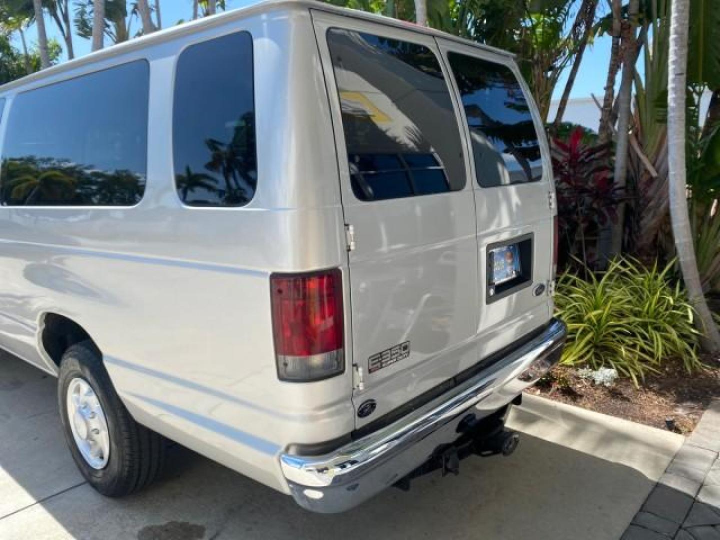 2005 Silver Metallic /Medium Flint Ford Econoline Wagon XLT E350 15 PASS LOW MILES 64,506 (1FBSS31L65H) with an 5.4L EFI V8 Engine engine, Automatic transmission, located at 4701 North Dixie Hwy, Pompano Beach, FL, 33064, (954) 422-2889, 26.240938, -80.123474 - OUR WEBPAGE FLORIDACARS1.COM HAS OVER 100 PHOTOS AND FREE CARFAX LINK 2005 FORD E-SERIES E-350 SD XLT WE HAVE 4 NEW TIRES INCLUDED VIN: 1FBSS31L65HA83248 1 F B S S 3 1 L 6 5 H A 8 3 2 4 8 VAN 5.4L V8 F TOW PKG WE ADDED NEW CLOTH HEADLINER SAGGING FROM AGE GASOLINE REAR WHEEL DRIVE Top Features Cloth - Photo#62
