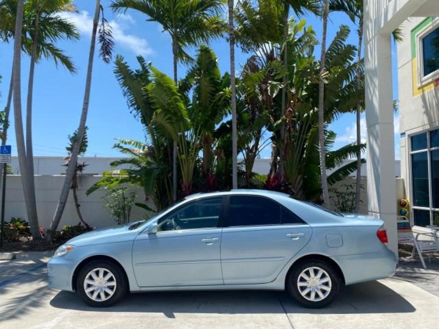 2005 Sky Blue Pearl /Stone Toyota Camry LE FL LOW MILES SUNROOF LEATHER (4T1BE32K25U) with an 2.4L DOHC SEFI Vvti 16-Valve 4-Cyl Engine engine, Automatic transmission, located at 4701 North Dixie Hwy, Pompano Beach, FL, 33064, (954) 422-2889, 26.240938, -80.123474 - OUR WEBPAGE FLORIDACARS1.COM HAS OVER 100 PHOTOS AND FREE CARFAX LINK 2005 TOYOTA CAMRY LE SUNROOF LEATHER VIN: 4T1BE32K25U531416 4 T 1 B E 3 2 K 2 5 U 5 3 1 4 1 6 SEDAN 4 DR 2.4L I4 F DOHC 16V 4 CYL 34 MPG GASOLINE FRONT WHEEL DRIVE Top Features JBL Sound System Leather Seats Basic Features ABS Bra - Photo#4