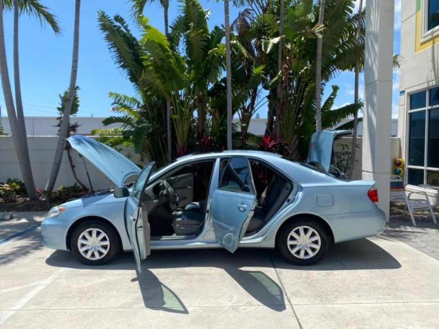 2005 Sky Blue Pearl /Stone Toyota Camry LE FL LOW MILES SUNROOF LEATHER (4T1BE32K25U) with an 2.4L DOHC SEFI Vvti 16-Valve 4-Cyl Engine engine, Automatic transmission, located at 4701 North Dixie Hwy, Pompano Beach, FL, 33064, (954) 422-2889, 26.240938, -80.123474 - OUR WEBPAGE FLORIDACARS1.COM HAS OVER 100 PHOTOS AND FREE CARFAX LINK 2005 TOYOTA CAMRY LE SUNROOF LEATHER VIN: 4T1BE32K25U531416 4 T 1 B E 3 2 K 2 5 U 5 3 1 4 1 6 SEDAN 4 DR 2.4L I4 F DOHC 16V 4 CYL 34 MPG GASOLINE FRONT WHEEL DRIVE Top Features JBL Sound System Leather Seats Basic Features ABS Bra - Photo#8