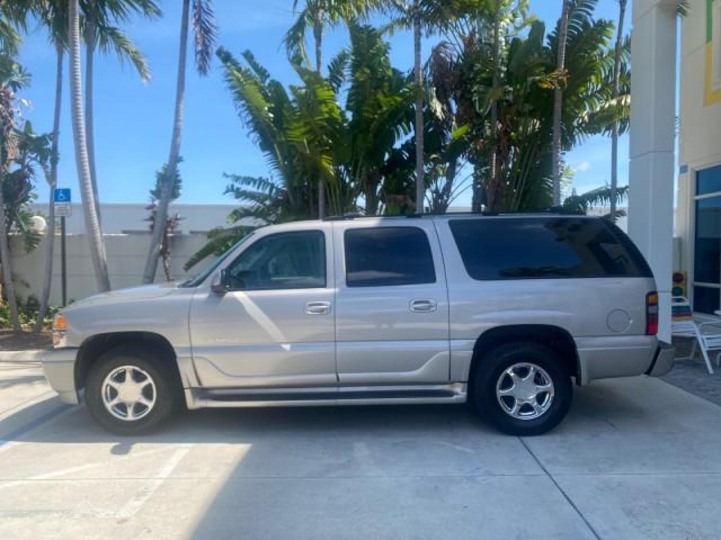 2005 Steel Gray Metallic /Stone Gray GMC Yukon XL Denali AWD LOW MILES 60,526 (1GKFK66U55J) with an 6.0L Vortec 6000 V8 SFI Engine engine, Automatic transmission, located at 4701 North Dixie Hwy, Pompano Beach, FL, 33064, (954) 422-2889, 26.240938, -80.123474 - OUR WEBPAGE FLORIDACARS1.COM HAS OVER 100 PHOTOS AND FREE CARFAX LINK 2005 GMC YUKON XL DENALI VIN: 1GKFK66U55J166568 1 G K F K 6 6 U 5 5 J 1 6 6 5 6 8 4 DOOR WAGON/SPORT UTILITY 6.0L V8 F GASOLINE ALL WHEEL DRIVE Top Features 4WD/AWD Rear Air Conditioning Alloy Wheels Rear Seat Heaters BOSE Sound S - Photo#4