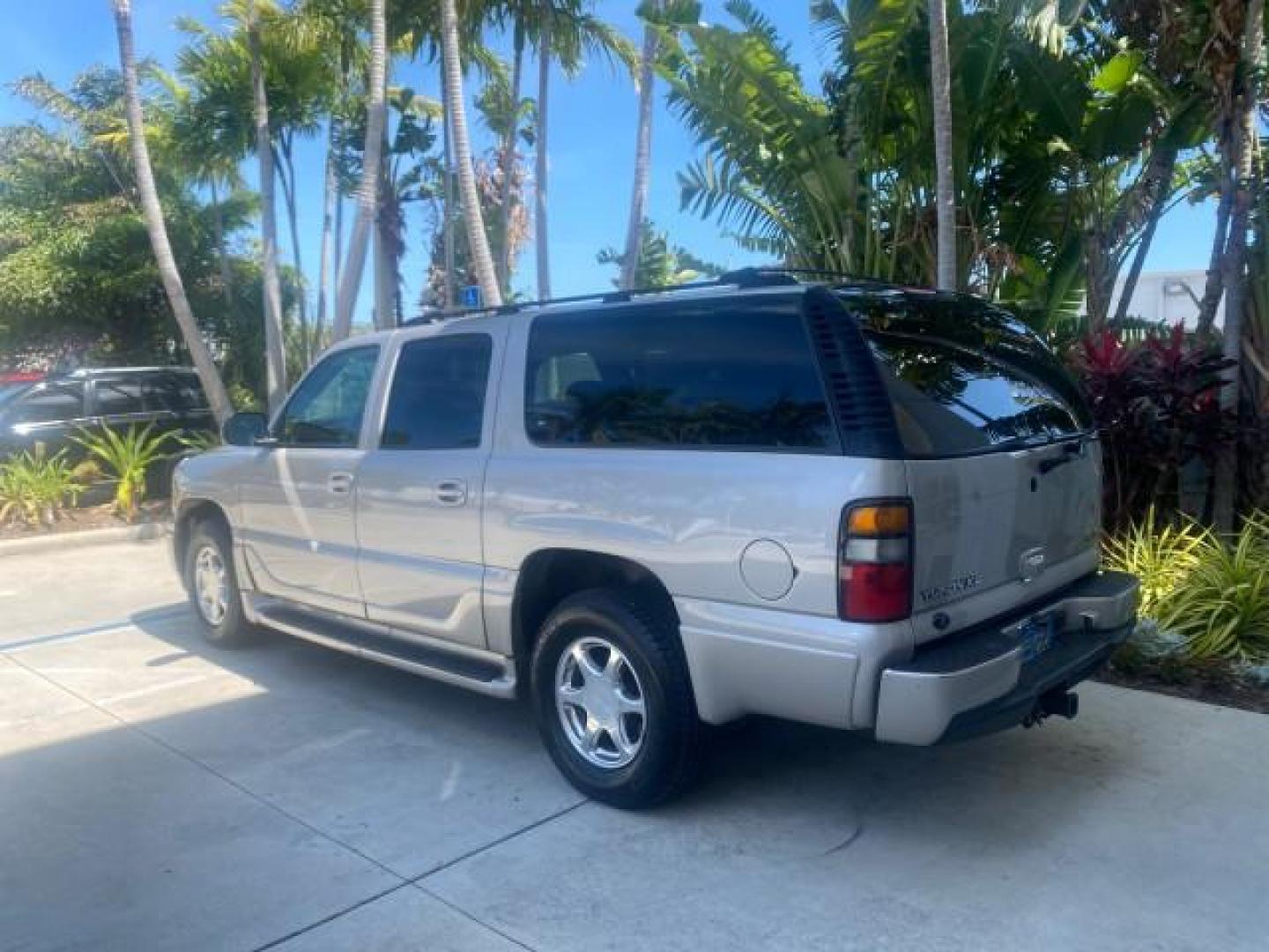 2005 Steel Gray Metallic /Stone Gray GMC Yukon XL Denali AWD LOW MILES 60,526 (1GKFK66U55J) with an 6.0L Vortec 6000 V8 SFI Engine engine, Automatic transmission, located at 4701 North Dixie Hwy, Pompano Beach, FL, 33064, (954) 422-2889, 26.240938, -80.123474 - OUR WEBPAGE FLORIDACARS1.COM HAS OVER 100 PHOTOS AND FREE CARFAX LINK 2005 GMC YUKON XL DENALI VIN: 1GKFK66U55J166568 1 G K F K 6 6 U 5 5 J 1 6 6 5 6 8 4 DOOR WAGON/SPORT UTILITY 6.0L V8 F GASOLINE ALL WHEEL DRIVE Top Features 4WD/AWD Rear Air Conditioning Alloy Wheels Rear Seat Heaters BOSE Sound S - Photo#5