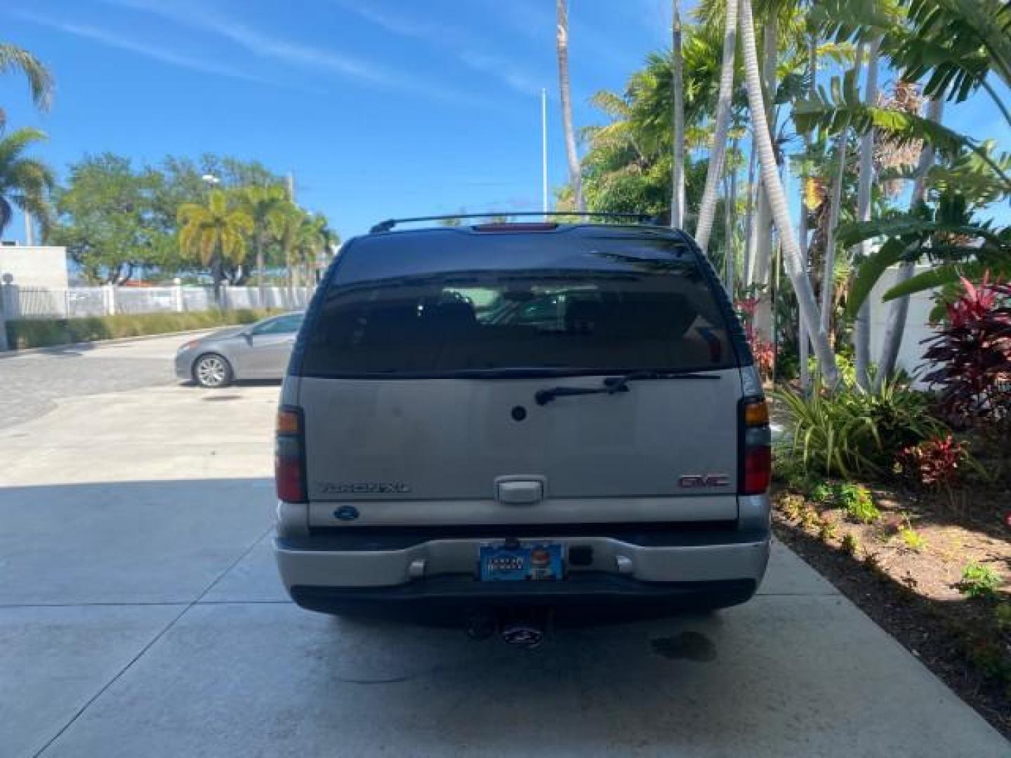 2005 Steel Gray Metallic /Stone Gray GMC Yukon XL Denali AWD LOW MILES 60,526 (1GKFK66U55J) with an 6.0L Vortec 6000 V8 SFI Engine engine, Automatic transmission, located at 4701 North Dixie Hwy, Pompano Beach, FL, 33064, (954) 422-2889, 26.240938, -80.123474 - OUR WEBPAGE FLORIDACARS1.COM HAS OVER 100 PHOTOS AND FREE CARFAX LINK 2005 GMC YUKON XL DENALI VIN: 1GKFK66U55J166568 1 G K F K 6 6 U 5 5 J 1 6 6 5 6 8 4 DOOR WAGON/SPORT UTILITY 6.0L V8 F GASOLINE ALL WHEEL DRIVE Top Features 4WD/AWD Rear Air Conditioning Alloy Wheels Rear Seat Heaters BOSE Sound S - Photo#6