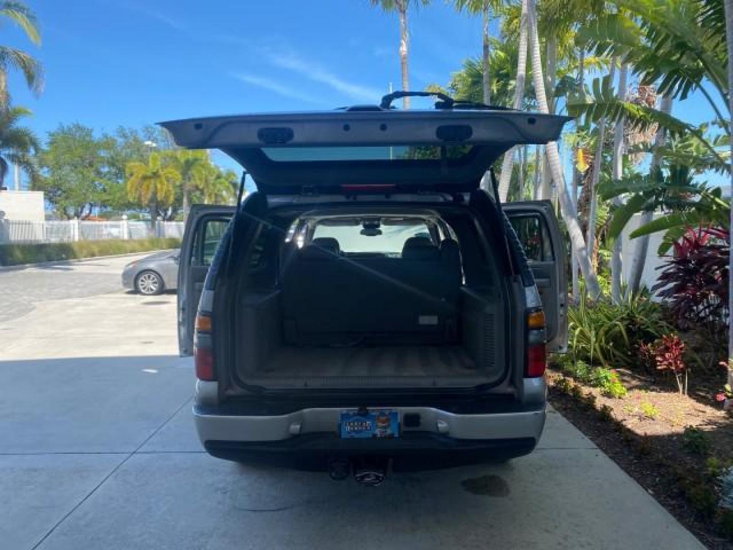 2005 Steel Gray Metallic /Stone Gray GMC Yukon XL Denali AWD LOW MILES 60,526 (1GKFK66U55J) with an 6.0L Vortec 6000 V8 SFI Engine engine, Automatic transmission, located at 4701 North Dixie Hwy, Pompano Beach, FL, 33064, (954) 422-2889, 26.240938, -80.123474 - OUR WEBPAGE FLORIDACARS1.COM HAS OVER 100 PHOTOS AND FREE CARFAX LINK 2005 GMC YUKON XL DENALI VIN: 1GKFK66U55J166568 1 G K F K 6 6 U 5 5 J 1 6 6 5 6 8 4 DOOR WAGON/SPORT UTILITY 6.0L V8 F GASOLINE ALL WHEEL DRIVE Top Features 4WD/AWD Rear Air Conditioning Alloy Wheels Rear Seat Heaters BOSE Sound S - Photo#15