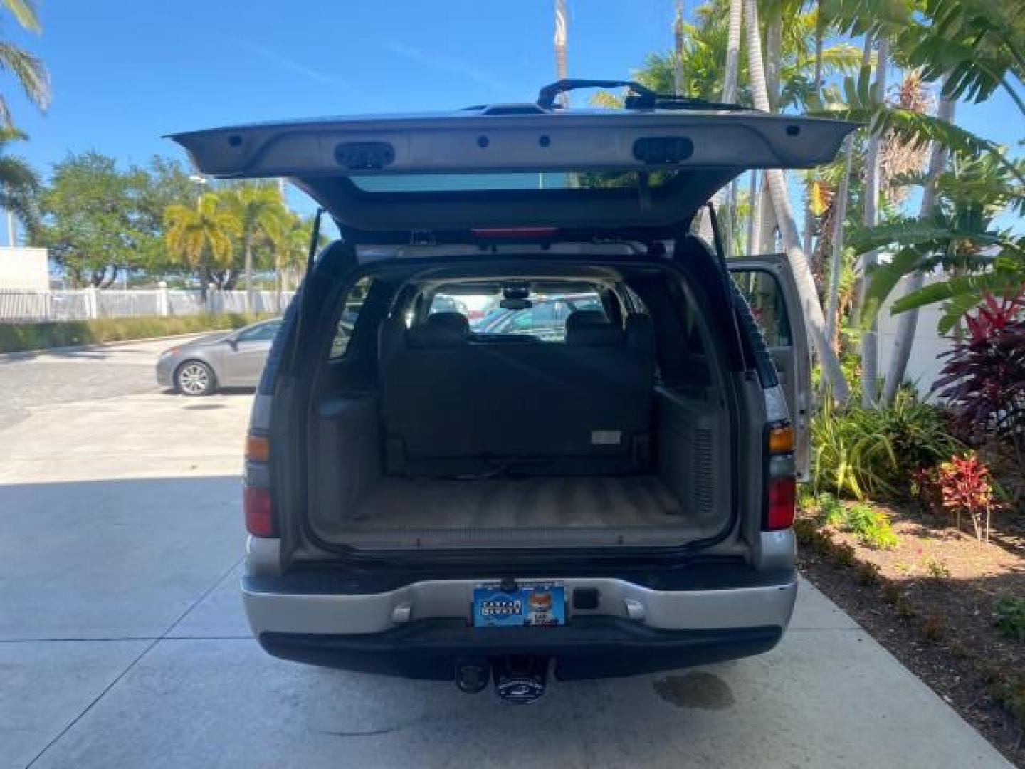 2005 Steel Gray Metallic /Stone Gray GMC Yukon XL Denali AWD LOW MILES 60,526 (1GKFK66U55J) with an 6.0L Vortec 6000 V8 SFI Engine engine, Automatic transmission, located at 4701 North Dixie Hwy, Pompano Beach, FL, 33064, (954) 422-2889, 26.240938, -80.123474 - OUR WEBPAGE FLORIDACARS1.COM HAS OVER 100 PHOTOS AND FREE CARFAX LINK 2005 GMC YUKON XL DENALI VIN: 1GKFK66U55J166568 1 G K F K 6 6 U 5 5 J 1 6 6 5 6 8 4 DOOR WAGON/SPORT UTILITY 6.0L V8 F GASOLINE ALL WHEEL DRIVE Top Features 4WD/AWD Rear Air Conditioning Alloy Wheels Rear Seat Heaters BOSE Sound S - Photo#80