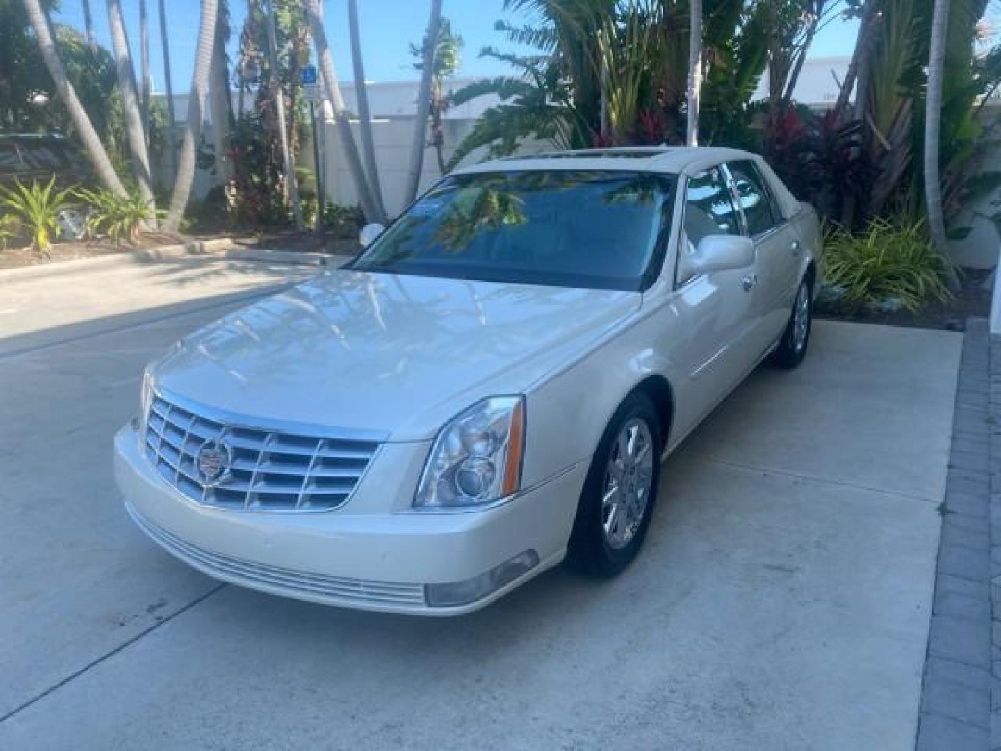 2010 White Diamond Tricoat /Shale/Cocoa Cadillac DTS w/1SC LOW MILES 55,831 FLORIDA (1G6KD5EY9AU) with an Northstar 4.6L DOHC V8 Engine engine, Automatic transmission, located at 4701 North Dixie Hwy, Pompano Beach, FL, 33064, (954) 422-2889, 26.240938, -80.123474 - OUR WEBPAGE FLORIDACARS1.COM HAS OVER 100 PHOTOS AND FREE CARFAX LINK 2010 CADILLAC DTS LUXURY COLLECTION SUNROOF BEAUTIFUL CABRIO VINAL TOP LIKE NEW! ADD $ 5000 PKG! VIN: 1G6KD5EY9AU131997 1 G 6 K D 5 E Y 9 A U 1 3 1 9 9 7 SEDAN 4 DR 4.6L V8 F DOHC 32V GASOLINE FRONT WHEEL DRIVE Top Features A/C Se - Photo#3