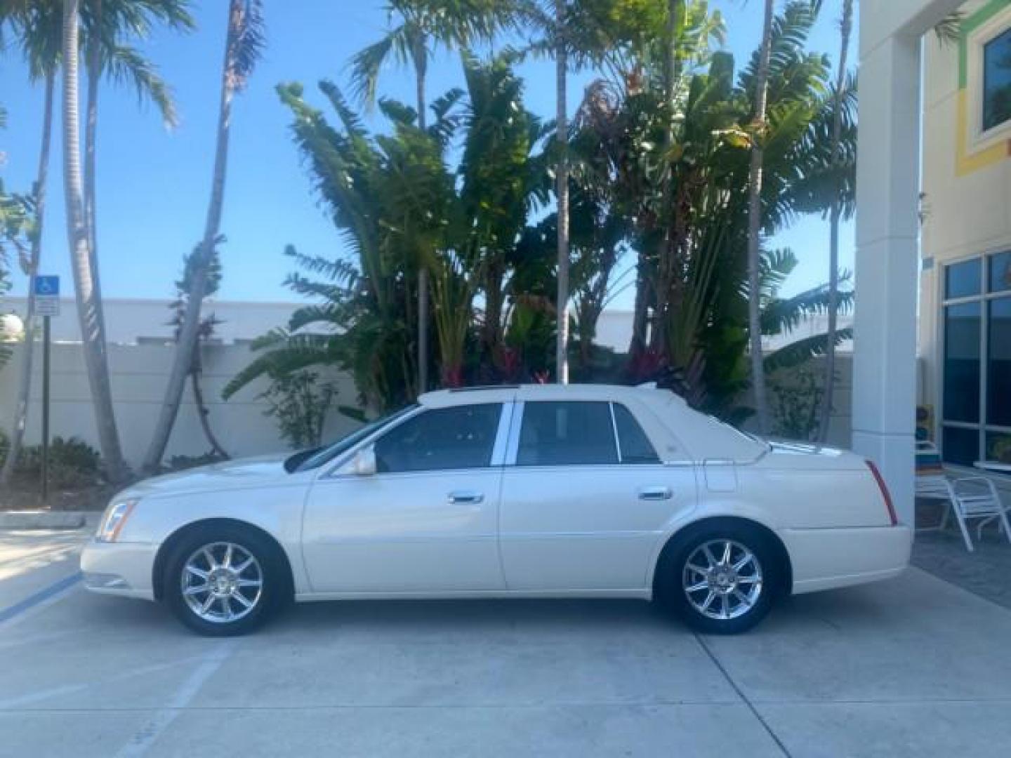 2010 White Diamond Tricoat /Shale/Cocoa Cadillac DTS w/1SC LOW MILES 55,831 FLORIDA (1G6KD5EY9AU) with an Northstar 4.6L DOHC V8 Engine engine, Automatic transmission, located at 4701 North Dixie Hwy, Pompano Beach, FL, 33064, (954) 422-2889, 26.240938, -80.123474 - OUR WEBPAGE FLORIDACARS1.COM HAS OVER 100 PHOTOS AND FREE CARFAX LINK 2010 CADILLAC DTS LUXURY COLLECTION SUNROOF BEAUTIFUL CABRIO VINAL TOP LIKE NEW! ADD $ 5000 PKG! VIN: 1G6KD5EY9AU131997 1 G 6 K D 5 E Y 9 A U 1 3 1 9 9 7 SEDAN 4 DR 4.6L V8 F DOHC 32V GASOLINE FRONT WHEEL DRIVE Top Features A/C Se - Photo#4