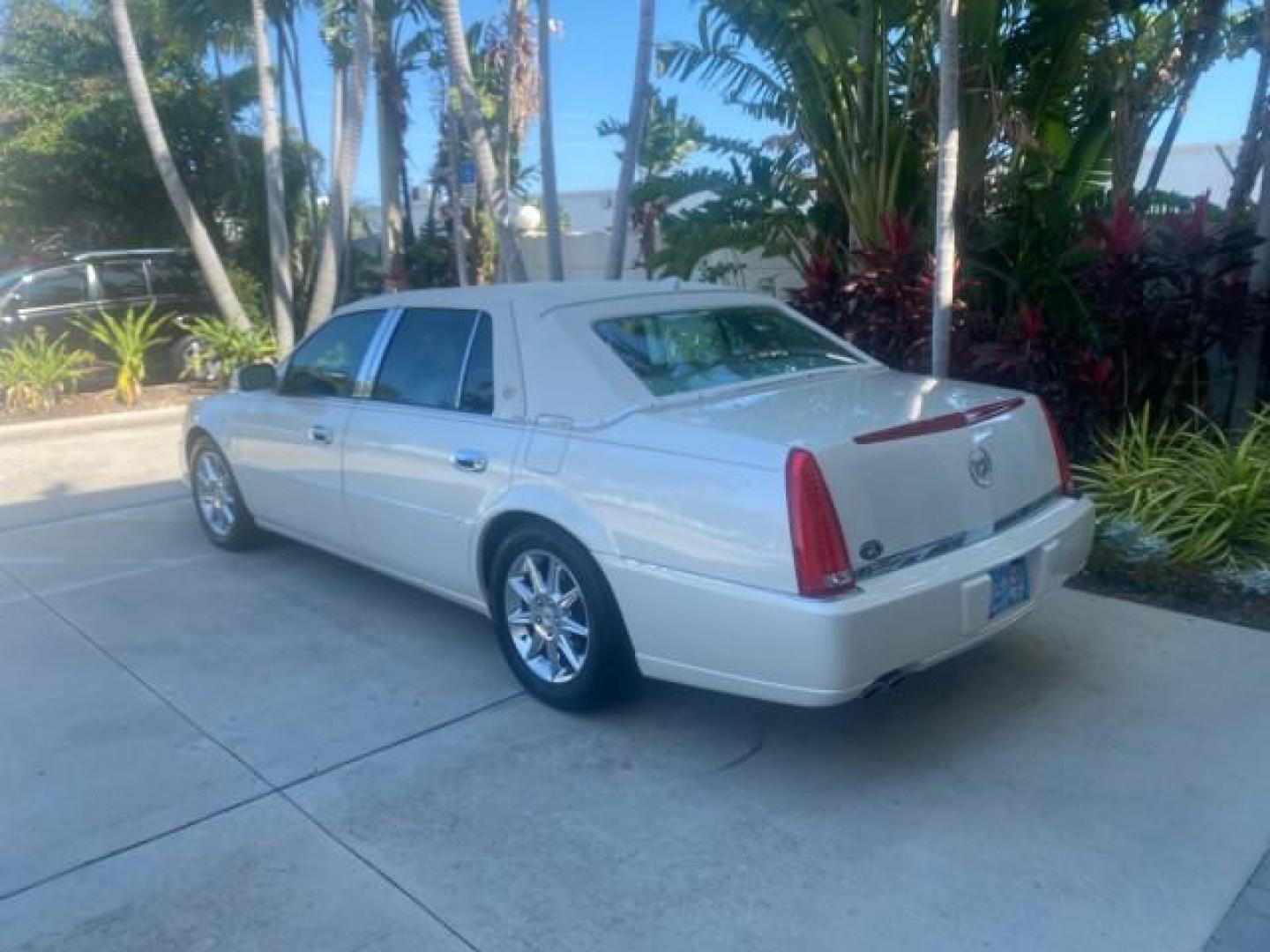2010 White Diamond Tricoat /Shale/Cocoa Cadillac DTS w/1SC LOW MILES 55,831 FLORIDA (1G6KD5EY9AU) with an Northstar 4.6L DOHC V8 Engine engine, Automatic transmission, located at 4701 North Dixie Hwy, Pompano Beach, FL, 33064, (954) 422-2889, 26.240938, -80.123474 - OUR WEBPAGE FLORIDACARS1.COM HAS OVER 100 PHOTOS AND FREE CARFAX LINK 2010 CADILLAC DTS LUXURY COLLECTION SUNROOF BEAUTIFUL CABRIO VINAL TOP LIKE NEW! ADD $ 5000 PKG! VIN: 1G6KD5EY9AU131997 1 G 6 K D 5 E Y 9 A U 1 3 1 9 9 7 SEDAN 4 DR 4.6L V8 F DOHC 32V GASOLINE FRONT WHEEL DRIVE Top Features A/C Se - Photo#5