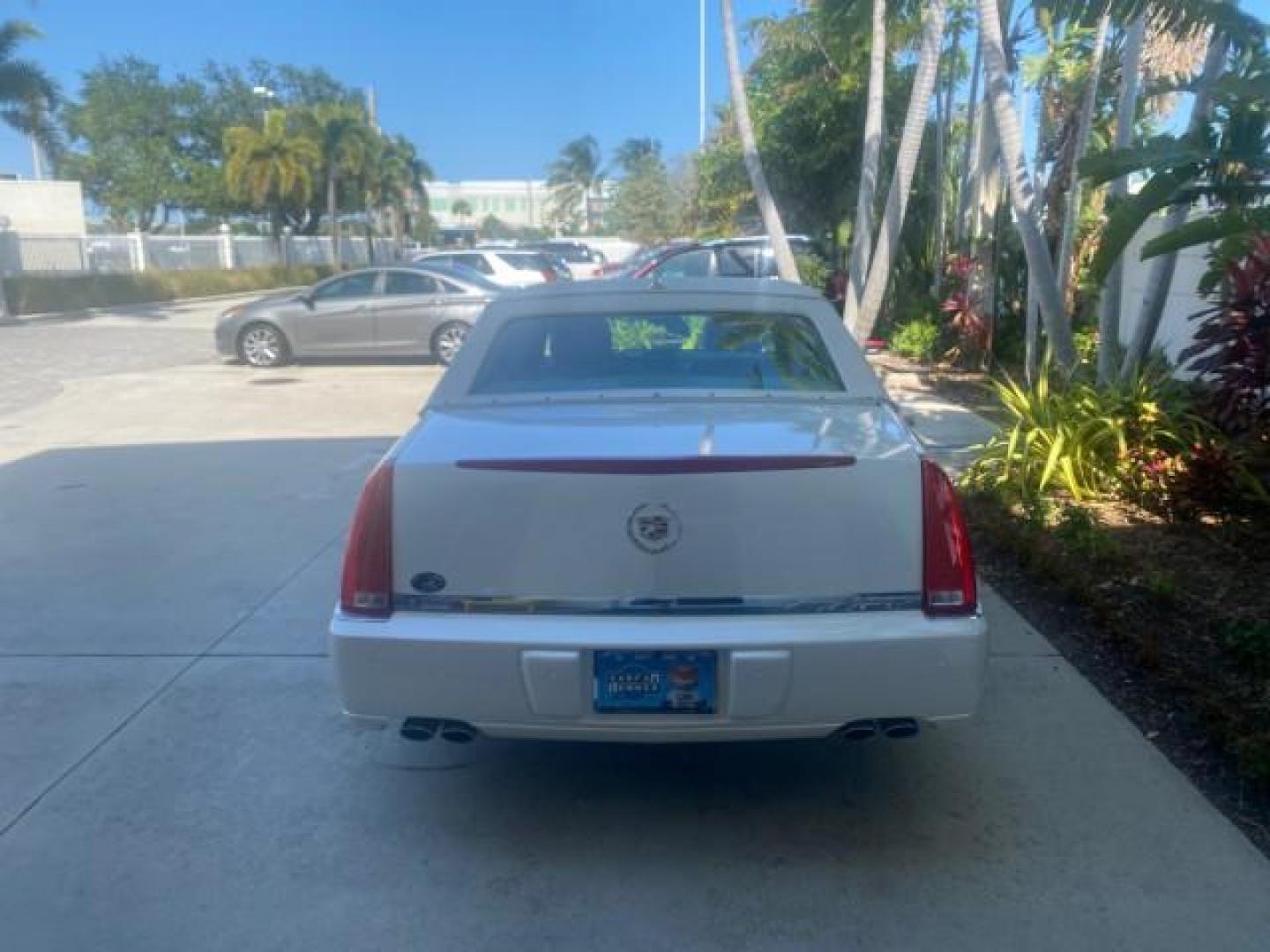 2010 White Diamond Tricoat /Shale/Cocoa Cadillac DTS w/1SC LOW MILES 55,831 FLORIDA (1G6KD5EY9AU) with an Northstar 4.6L DOHC V8 Engine engine, Automatic transmission, located at 4701 North Dixie Hwy, Pompano Beach, FL, 33064, (954) 422-2889, 26.240938, -80.123474 - OUR WEBPAGE FLORIDACARS1.COM HAS OVER 100 PHOTOS AND FREE CARFAX LINK 2010 CADILLAC DTS LUXURY COLLECTION SUNROOF BEAUTIFUL CABRIO VINAL TOP LIKE NEW! ADD $ 5000 PKG! VIN: 1G6KD5EY9AU131997 1 G 6 K D 5 E Y 9 A U 1 3 1 9 9 7 SEDAN 4 DR 4.6L V8 F DOHC 32V GASOLINE FRONT WHEEL DRIVE Top Features A/C Se - Photo#6