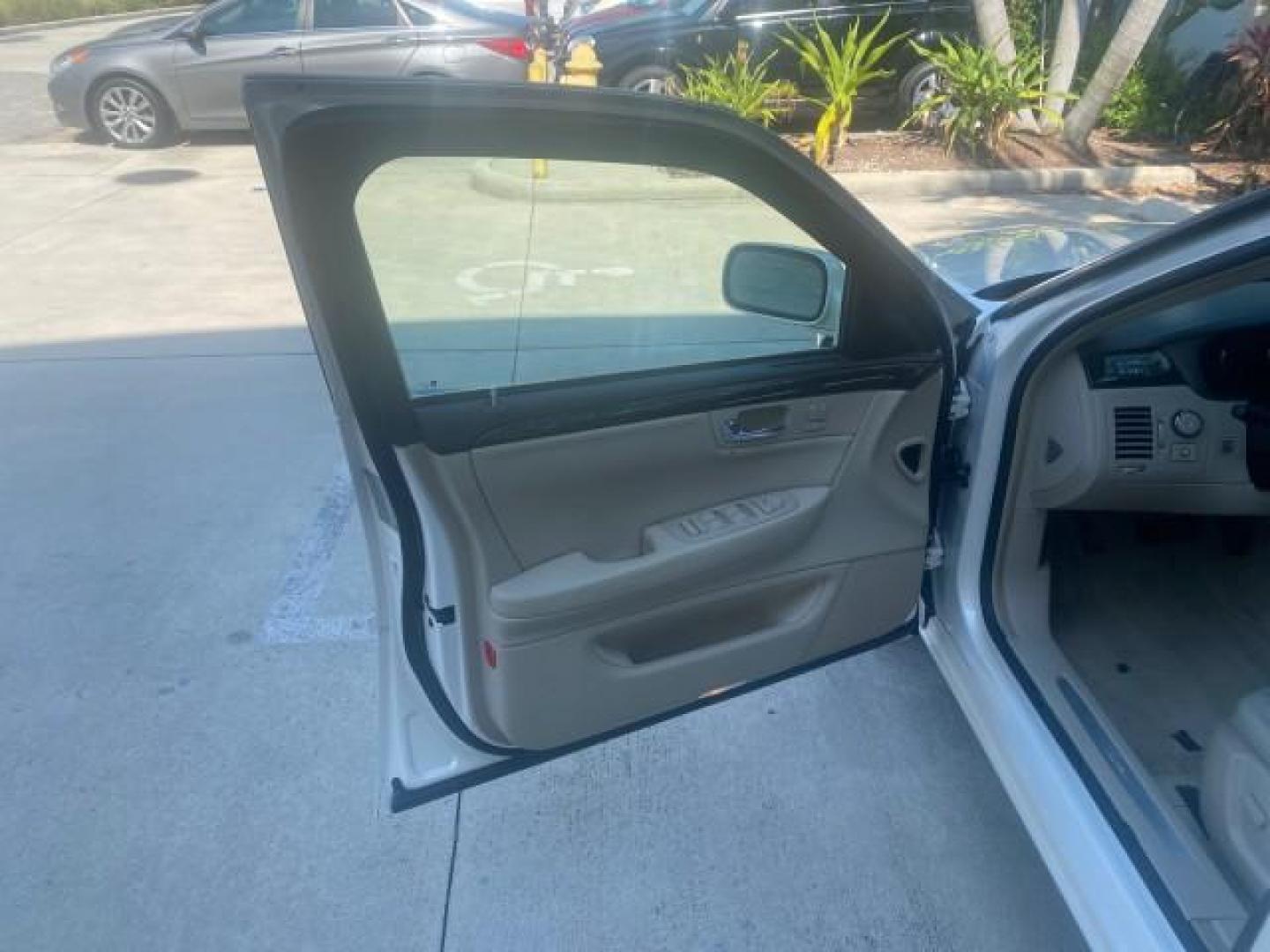 2010 White Diamond Tricoat /Shale/Cocoa Cadillac DTS w/1SC LOW MILES 55,831 FLORIDA (1G6KD5EY9AU) with an Northstar 4.6L DOHC V8 Engine engine, Automatic transmission, located at 4701 North Dixie Hwy, Pompano Beach, FL, 33064, (954) 422-2889, 26.240938, -80.123474 - OUR WEBPAGE FLORIDACARS1.COM HAS OVER 100 PHOTOS AND FREE CARFAX LINK 2010 CADILLAC DTS LUXURY COLLECTION SUNROOF BEAUTIFUL CABRIO VINAL TOP LIKE NEW! ADD $ 5000 PKG! VIN: 1G6KD5EY9AU131997 1 G 6 K D 5 E Y 9 A U 1 3 1 9 9 7 SEDAN 4 DR 4.6L V8 F DOHC 32V GASOLINE FRONT WHEEL DRIVE Top Features A/C Se - Photo#9