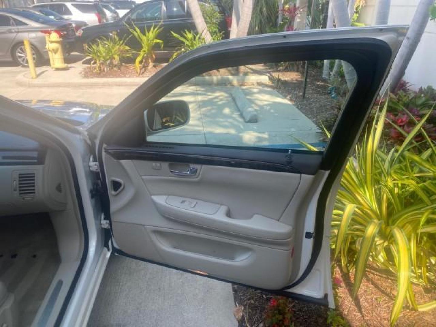 2010 White Diamond Tricoat /Shale/Cocoa Cadillac DTS w/1SC LOW MILES 55,831 FLORIDA (1G6KD5EY9AU) with an Northstar 4.6L DOHC V8 Engine engine, Automatic transmission, located at 4701 North Dixie Hwy, Pompano Beach, FL, 33064, (954) 422-2889, 26.240938, -80.123474 - OUR WEBPAGE FLORIDACARS1.COM HAS OVER 100 PHOTOS AND FREE CARFAX LINK 2010 CADILLAC DTS LUXURY COLLECTION SUNROOF BEAUTIFUL CABRIO VINAL TOP LIKE NEW! ADD $ 5000 PKG! VIN: 1G6KD5EY9AU131997 1 G 6 K D 5 E Y 9 A U 1 3 1 9 9 7 SEDAN 4 DR 4.6L V8 F DOHC 32V GASOLINE FRONT WHEEL DRIVE Top Features A/C Se - Photo#11