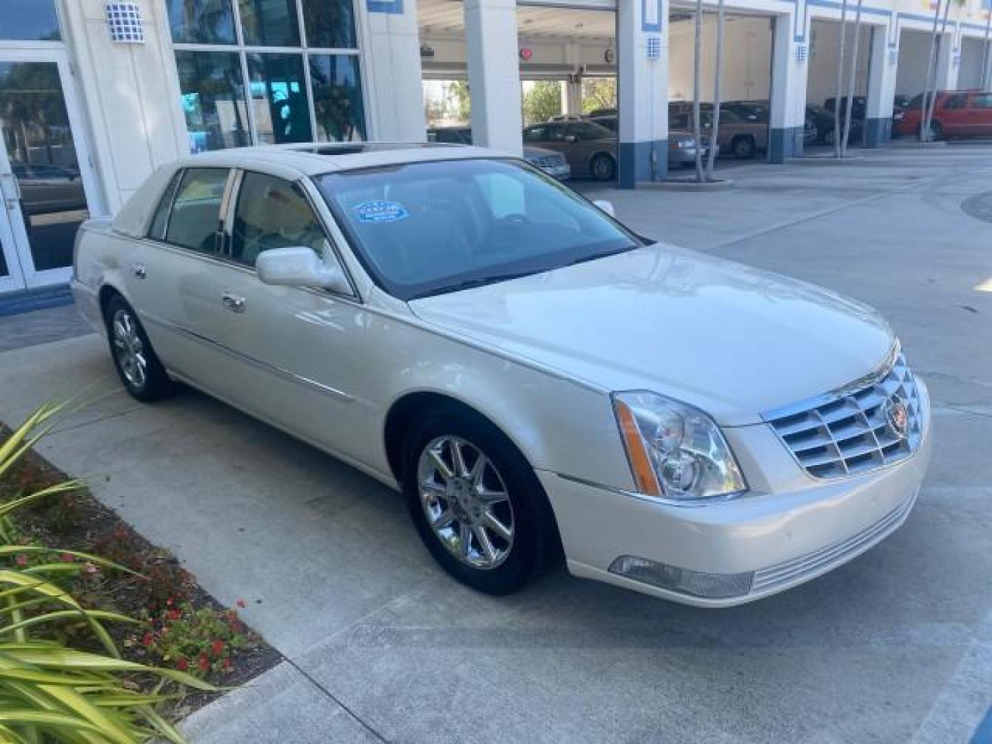 2010 White Diamond Tricoat /Shale/Cocoa Cadillac DTS w/1SC LOW MILES 55,831 FLORIDA (1G6KD5EY9AU) with an Northstar 4.6L DOHC V8 Engine engine, Automatic transmission, located at 4701 North Dixie Hwy, Pompano Beach, FL, 33064, (954) 422-2889, 26.240938, -80.123474 - OUR WEBPAGE FLORIDACARS1.COM HAS OVER 100 PHOTOS AND FREE CARFAX LINK 2010 CADILLAC DTS LUXURY COLLECTION SUNROOF BEAUTIFUL CABRIO VINAL TOP LIKE NEW! ADD $ 5000 PKG! VIN: 1G6KD5EY9AU131997 1 G 6 K D 5 E Y 9 A U 1 3 1 9 9 7 SEDAN 4 DR 4.6L V8 F DOHC 32V GASOLINE FRONT WHEEL DRIVE Top Features A/C Se - Photo#26