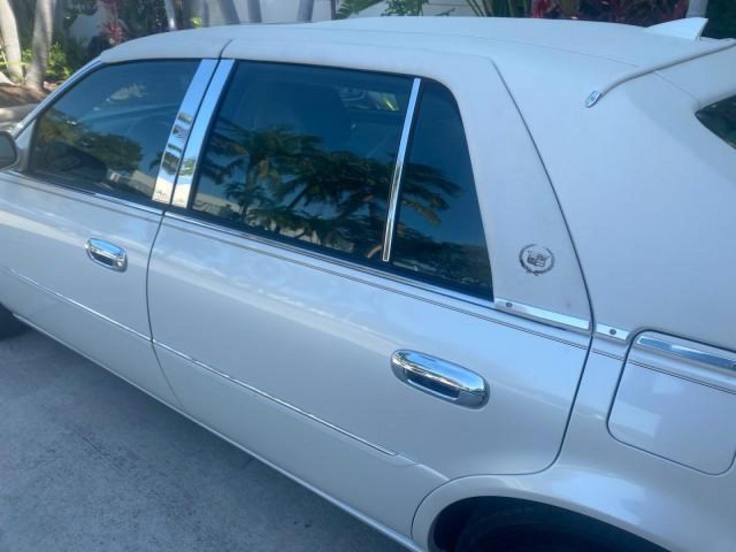 2010 White Diamond Tricoat /Shale/Cocoa Cadillac DTS w/1SC LOW MILES 55,831 FLORIDA (1G6KD5EY9AU) with an Northstar 4.6L DOHC V8 Engine engine, Automatic transmission, located at 4701 North Dixie Hwy, Pompano Beach, FL, 33064, (954) 422-2889, 26.240938, -80.123474 - OUR WEBPAGE FLORIDACARS1.COM HAS OVER 100 PHOTOS AND FREE CARFAX LINK 2010 CADILLAC DTS LUXURY COLLECTION SUNROOF BEAUTIFUL CABRIO VINAL TOP LIKE NEW! ADD $ 5000 PKG! VIN: 1G6KD5EY9AU131997 1 G 6 K D 5 E Y 9 A U 1 3 1 9 9 7 SEDAN 4 DR 4.6L V8 F DOHC 32V GASOLINE FRONT WHEEL DRIVE Top Features A/C Se - Photo#60