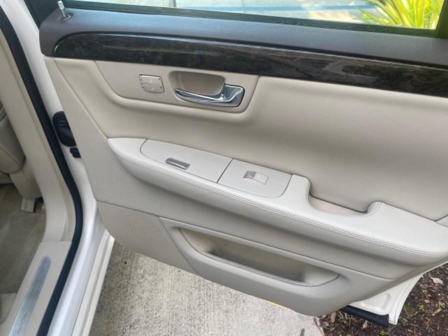 2010 White Diamond Tricoat /Shale/Cocoa Cadillac DTS w/1SC LOW MILES 55,831 FLORIDA (1G6KD5EY9AU) with an Northstar 4.6L DOHC V8 Engine engine, Automatic transmission, located at 4701 North Dixie Hwy, Pompano Beach, FL, 33064, (954) 422-2889, 26.240938, -80.123474 - OUR WEBPAGE FLORIDACARS1.COM HAS OVER 100 PHOTOS AND FREE CARFAX LINK 2010 CADILLAC DTS LUXURY COLLECTION SUNROOF BEAUTIFUL CABRIO VINAL TOP LIKE NEW! ADD $ 5000 PKG! VIN: 1G6KD5EY9AU131997 1 G 6 K D 5 E Y 9 A U 1 3 1 9 9 7 SEDAN 4 DR 4.6L V8 F DOHC 32V GASOLINE FRONT WHEEL DRIVE Top Features A/C Se - Photo#91